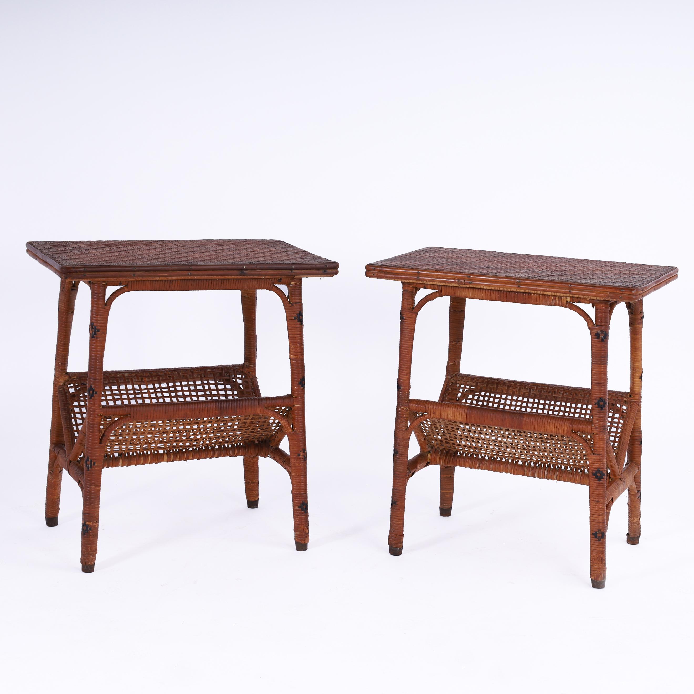 Paire inhabituelle d'étagères ou de tables de style Coloni britannique du milieu du siècle, avec des plateaux en roseau tressé bordés de rotin sur des porte-revues en canne, soutenus par des pieds enveloppés de roseau et de peinture décorée de