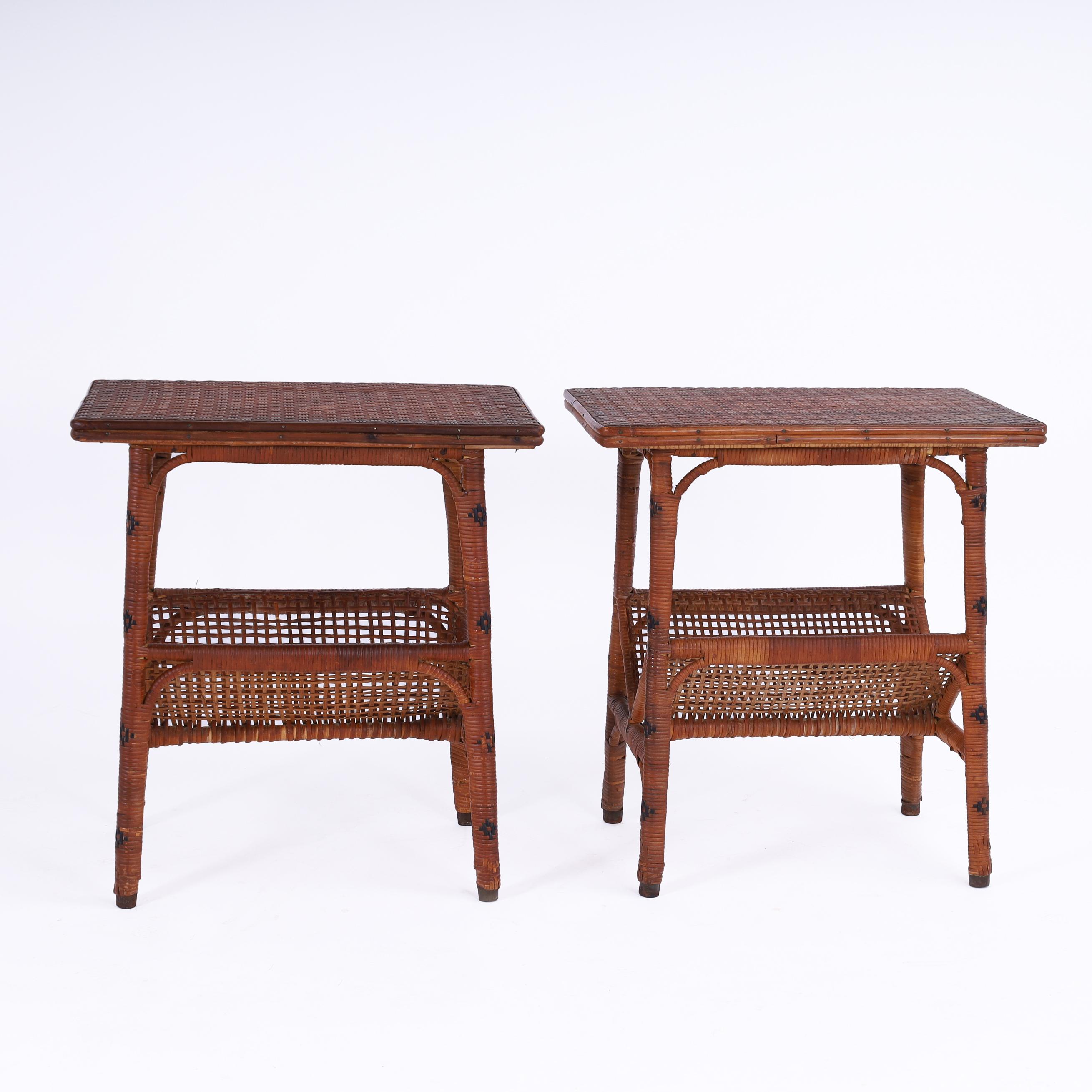 Anglo-indien Paire vintage de stands en rotin anglo-indien avec porte-revues en vente