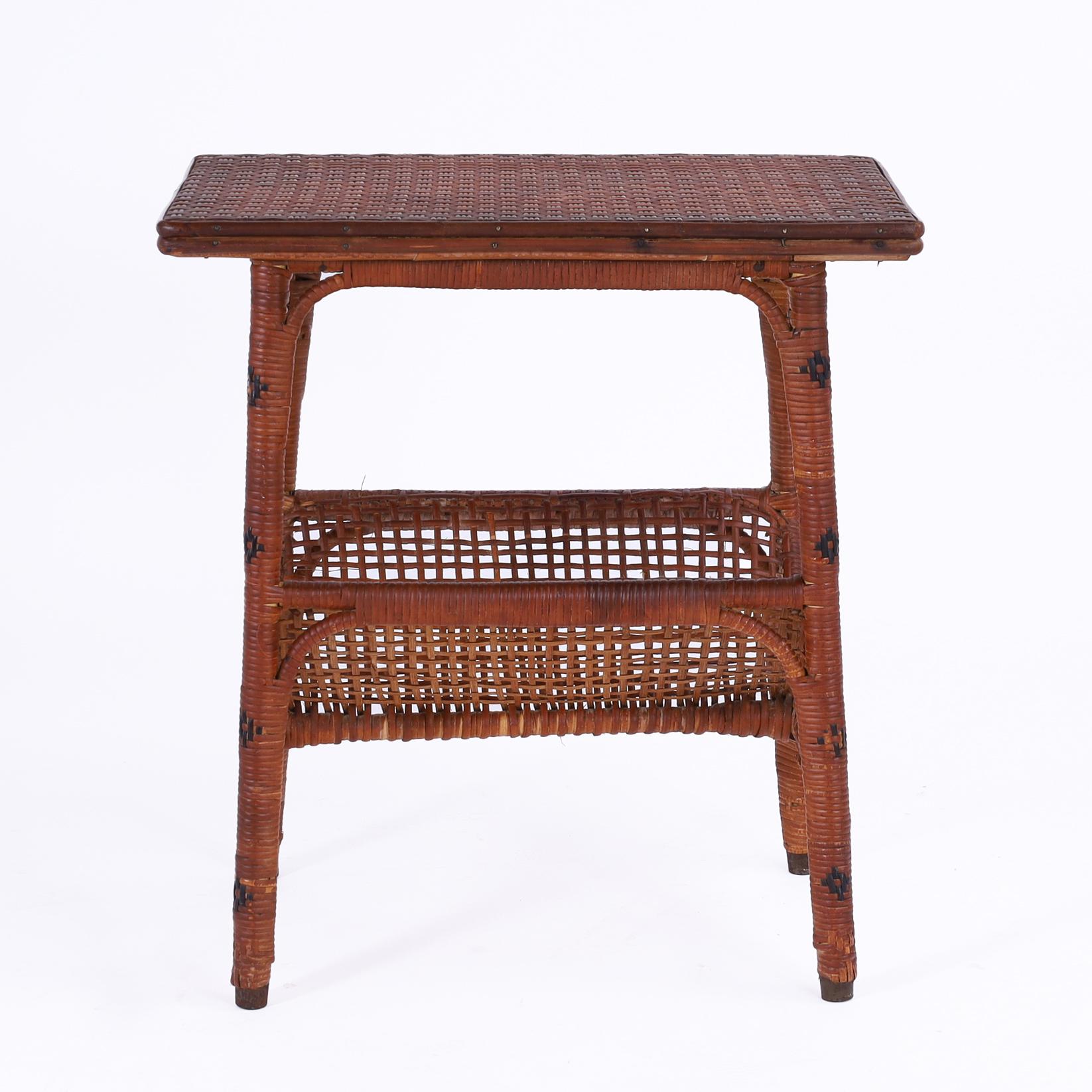 Indien Paire vintage de stands en rotin anglo-indien avec porte-revues en vente