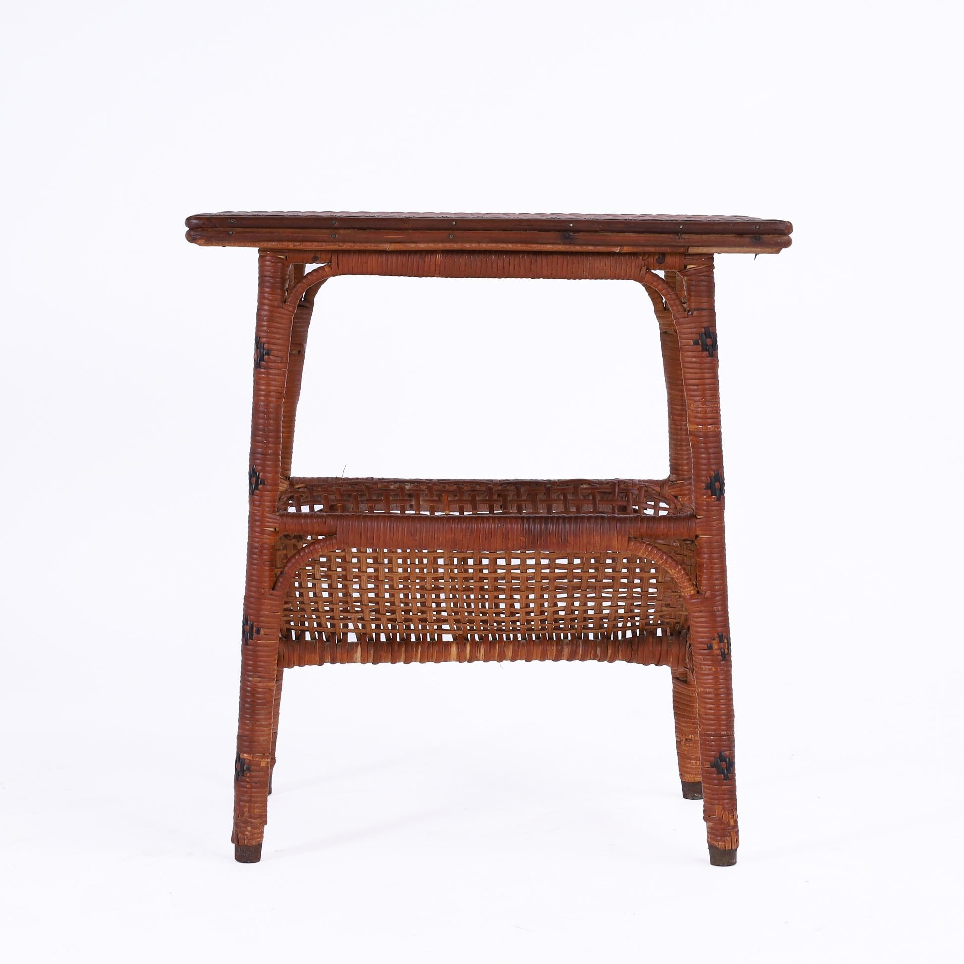 Vannerie Paire vintage de stands en rotin anglo-indien avec porte-revues en vente