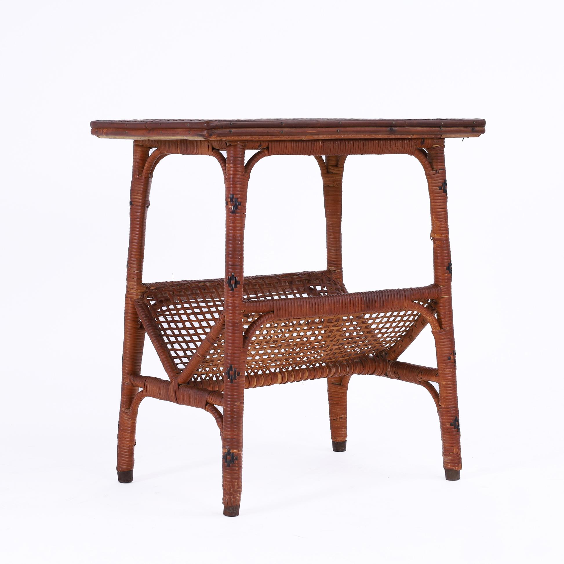 Paire vintage de stands en rotin anglo-indien avec porte-revues Bon état - En vente à Palm Beach, FL