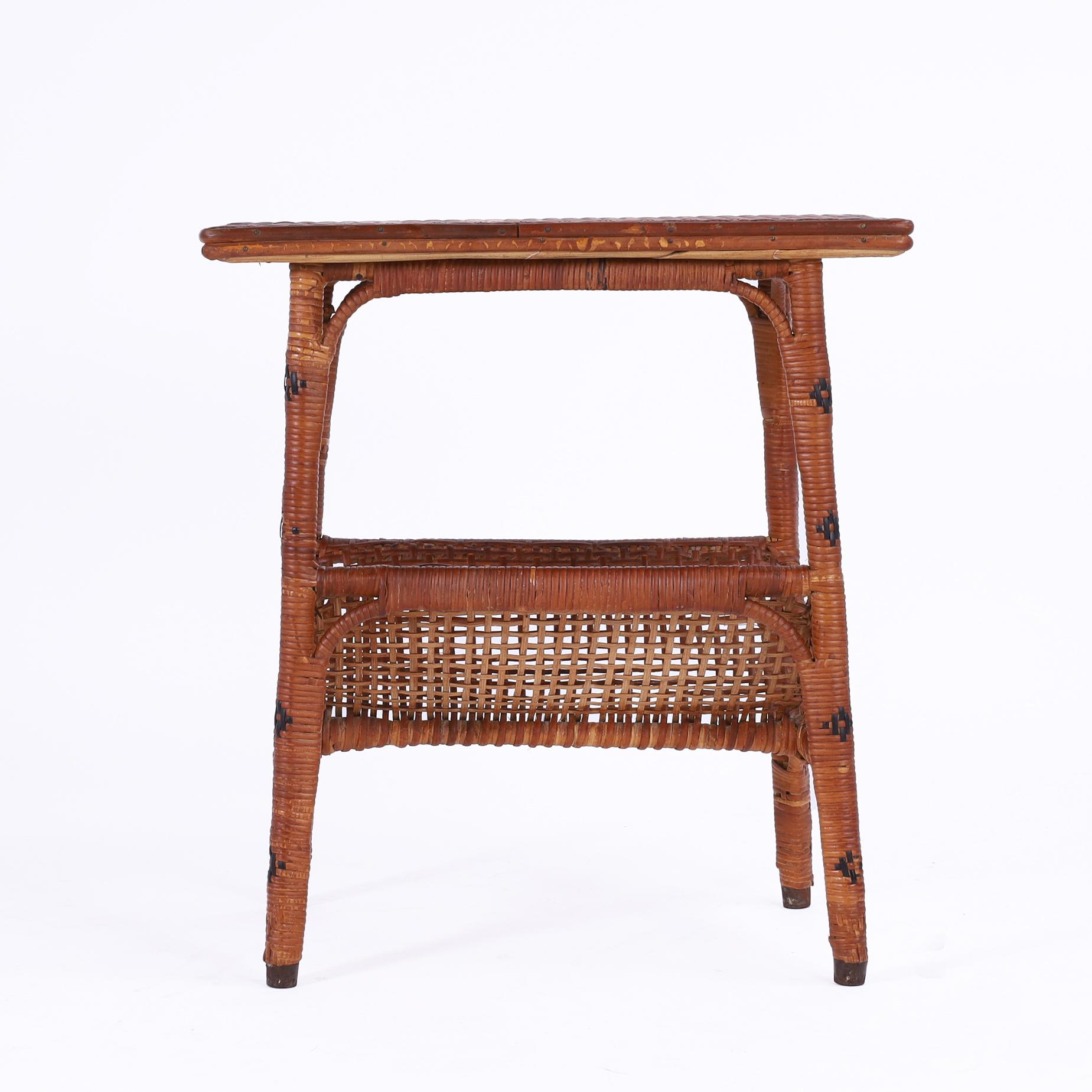 20ième siècle Paire vintage de stands en rotin anglo-indien avec porte-revues en vente