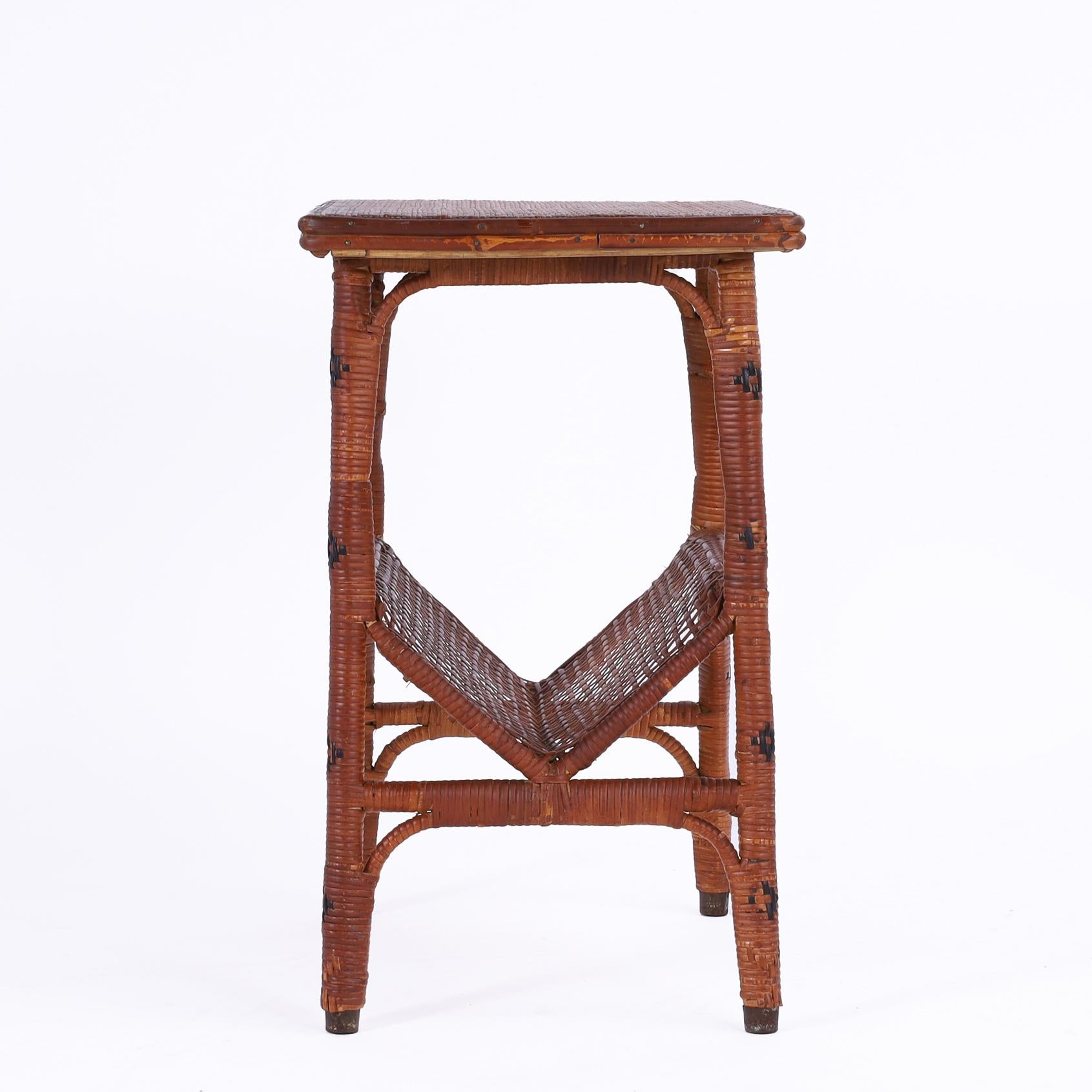 Rotin Paire vintage de stands en rotin anglo-indien avec porte-revues en vente