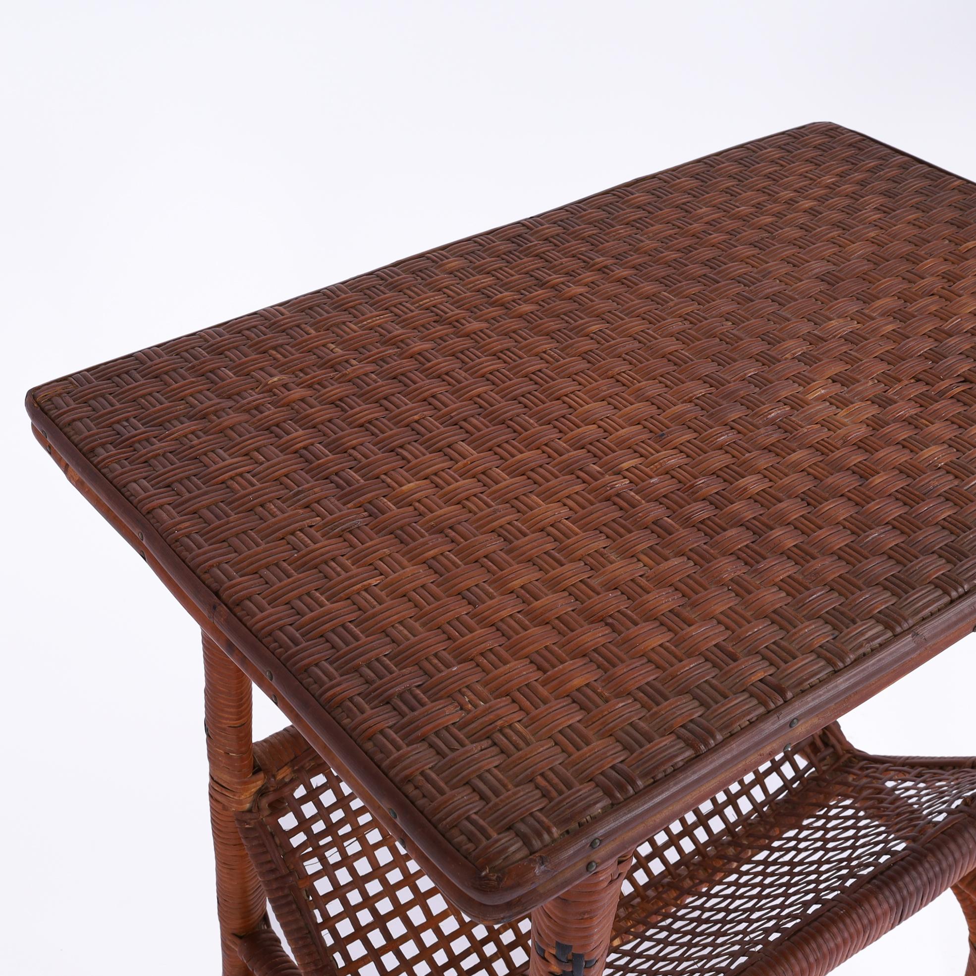 Paire vintage de stands en rotin anglo-indien avec porte-revues en vente 1