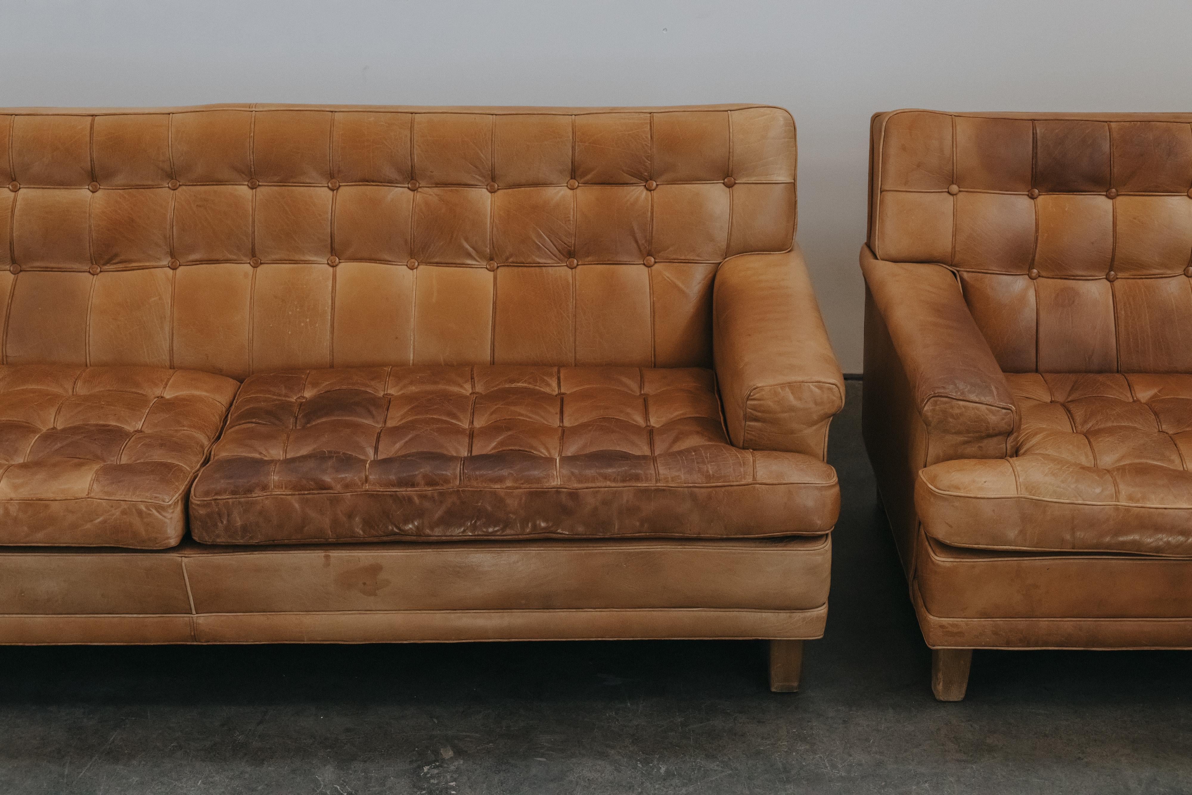 Pareja vintage de sofás Merkur de cuero de Arne Norell, Suecia, circa 1970 en Bueno estado para la venta en Nashville, TN