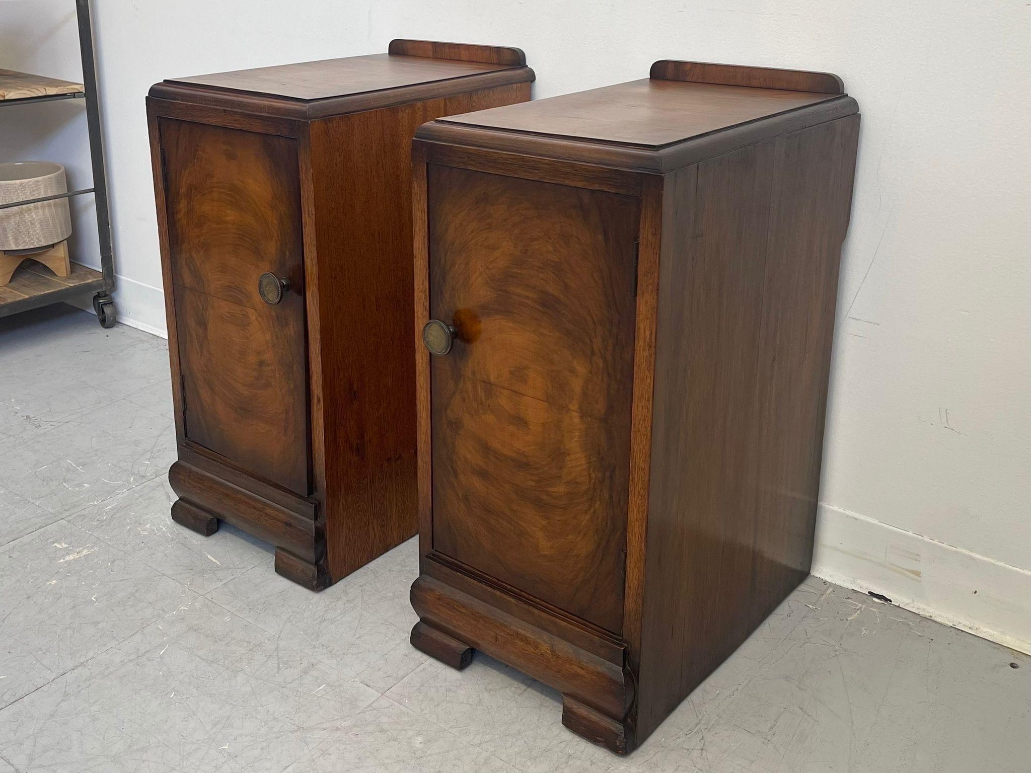 Cet ensemble de tables d'appoint présente un magnifique bois de ronce sur la porte avant qui s'ouvre sur un espace de rangement avec une seule étagère. Bords arrondis. Condition Vintage conforme à l'âge comme sur la photo.

Dimensions. 12 L ; 18 P ;