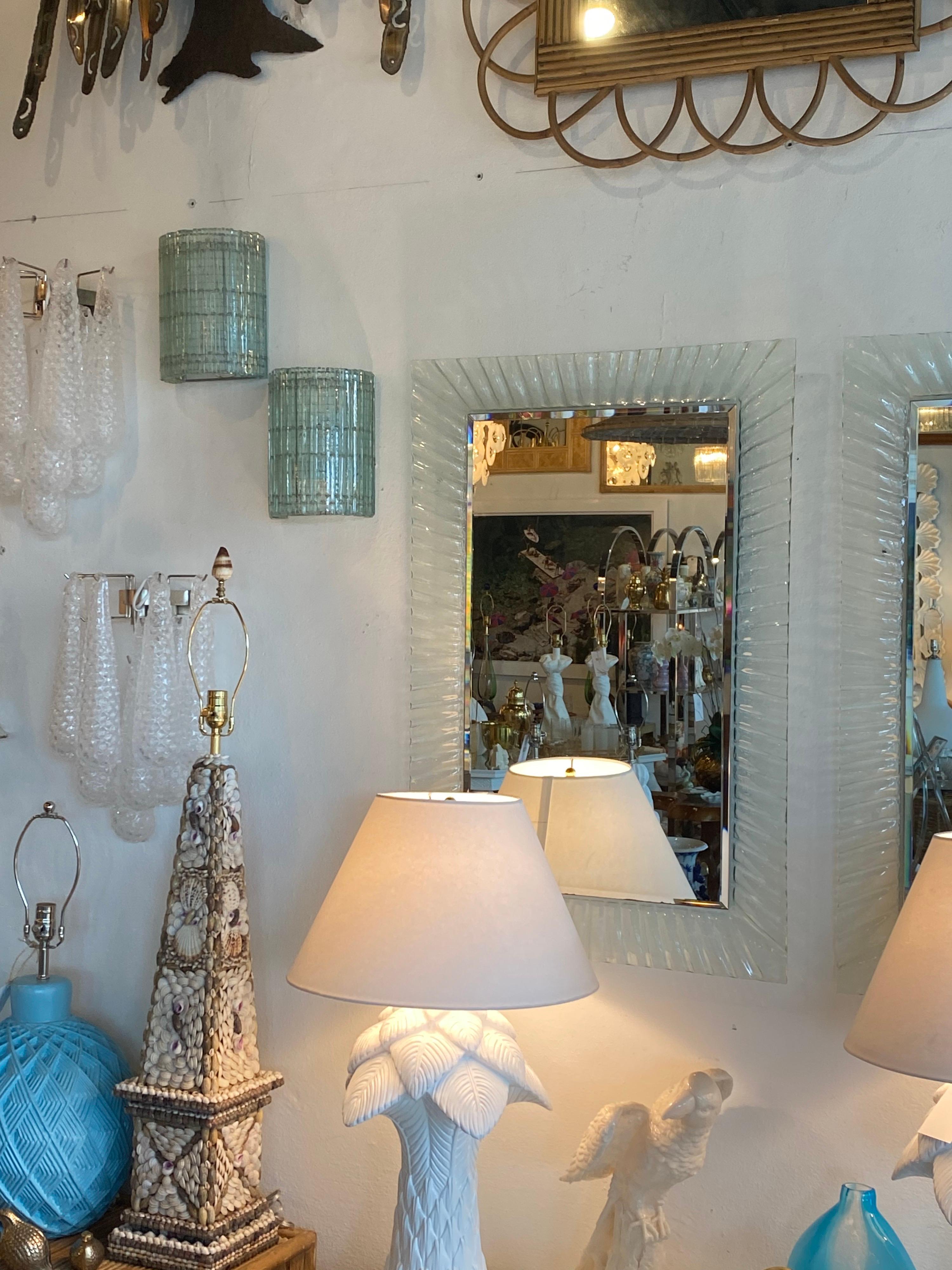 Milieu du XXe siècle Paire d'Appliques Murales Vintage Art Déco en Verre Français Nouvellement Câblées en vente