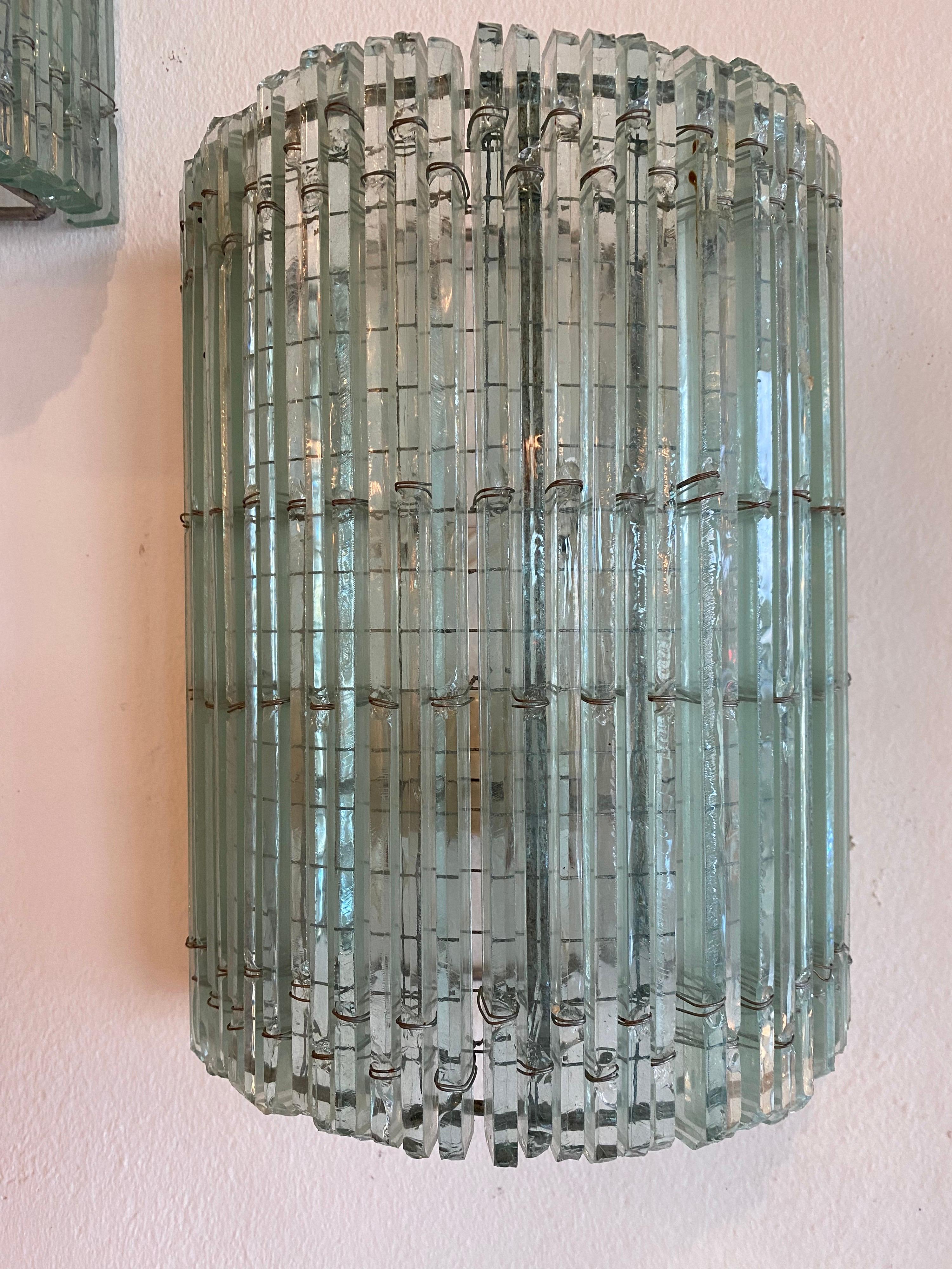 Französische Art-Déco-Wandleuchten aus Glas, neu verdrahtet, Vintage, Paar (Geschliffenes Glas) im Angebot