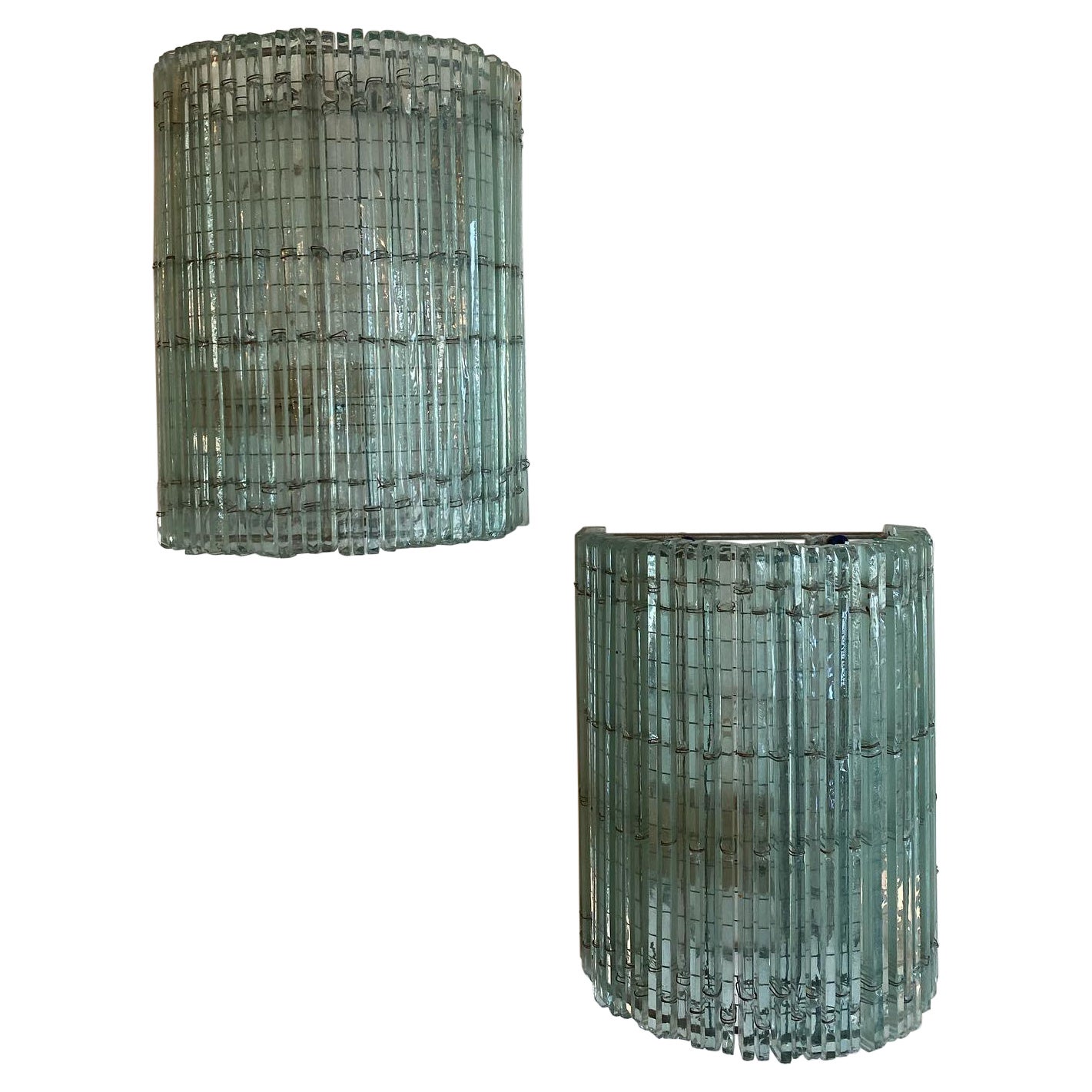 Coppia vintage di lampade da parete in vetro francese Art Deco appena cablate in vendita