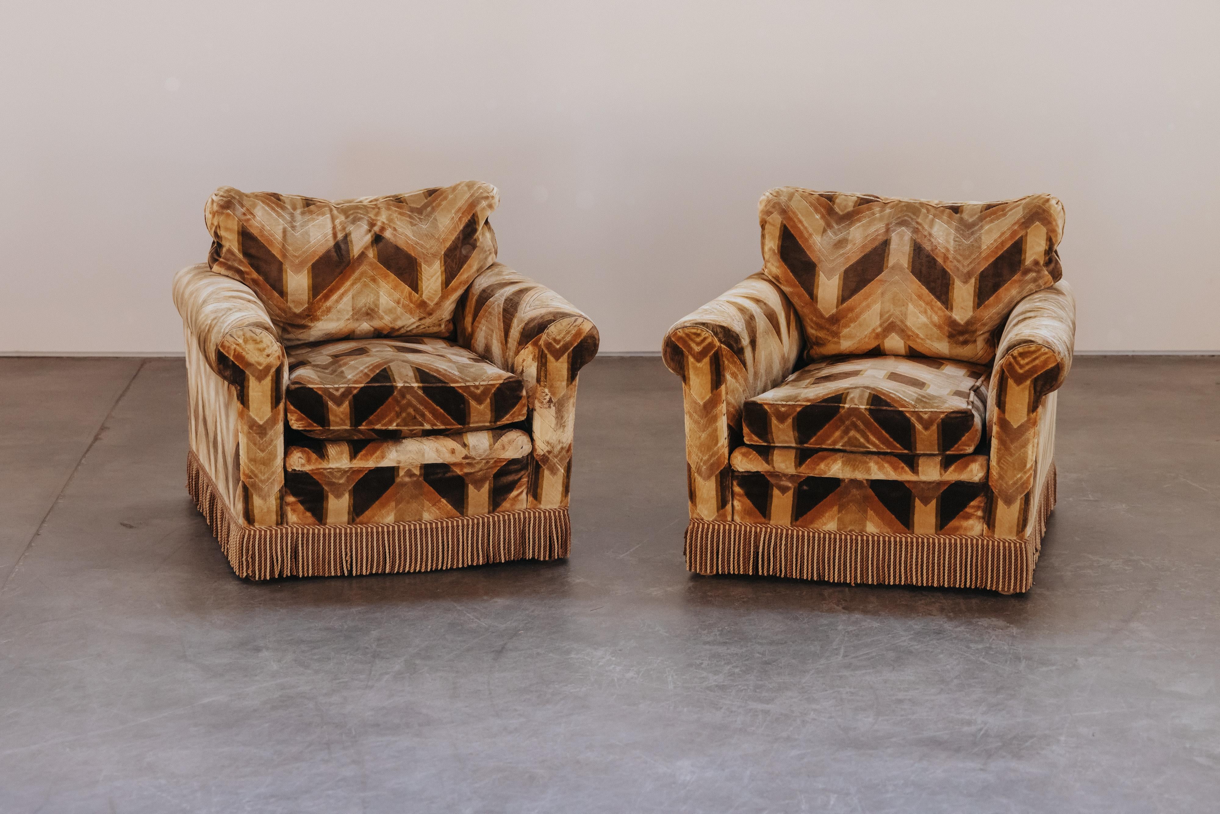 Vintage Pair of Art Deco Lounge Chairs From France, Circa 1960.  Modèle très confortable avec sellerie en velours graphique d'origine.  Bon état avec une usure et une utilisation très légères.