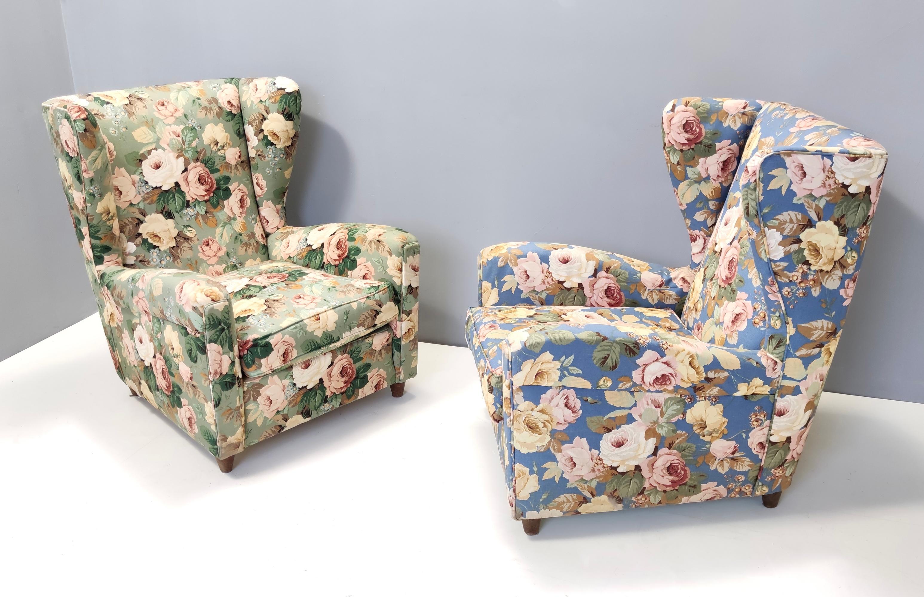 Mid-Century Modern Vintage Pair of Authentic Floral Fabric Wingback Armchairs by Paolo Buffa Italy For Sale