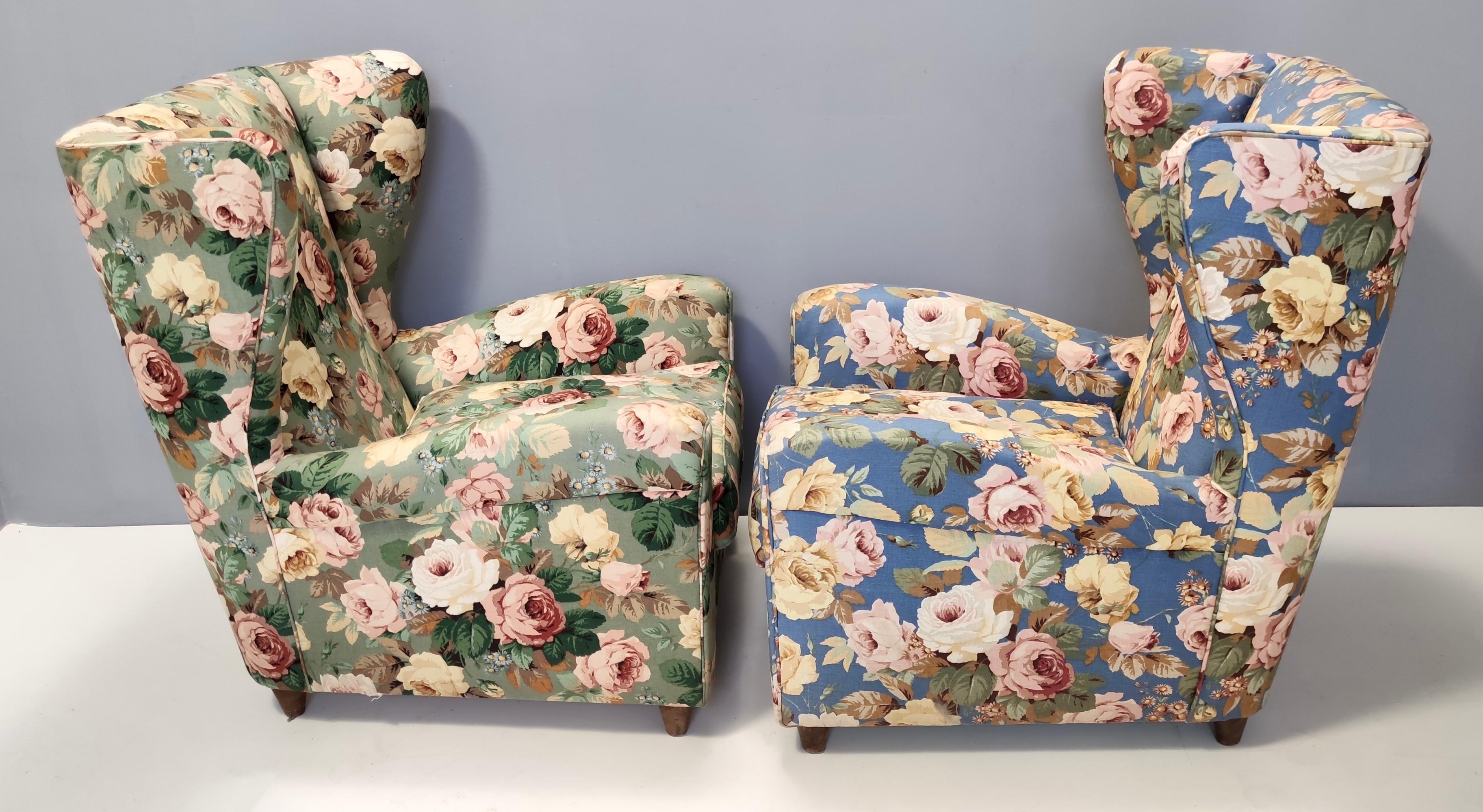 Vintage Pair of Authentic Floral Fabric Wingback Armchairs by Paolo Buffa Italy In Excellent Condition For Sale In Bresso, Lombardy