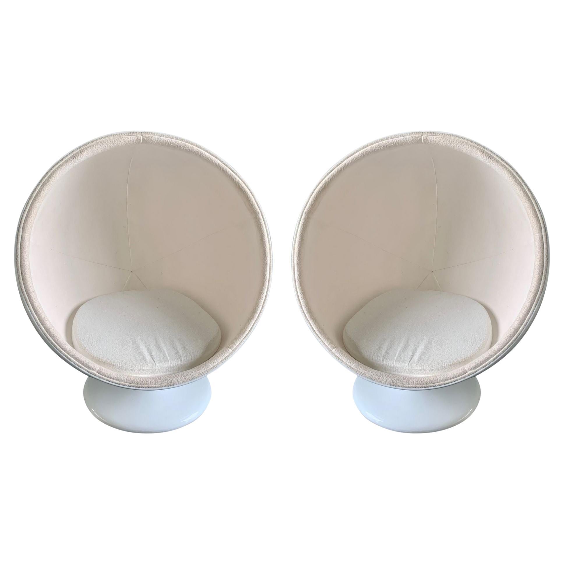 Vintage Pair of Ball Chairs in the Design of Eero Aarnio For Sale