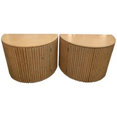 Vintage Pair of Bamboo Curved Demilune Nachttische Truhen Side End Tables