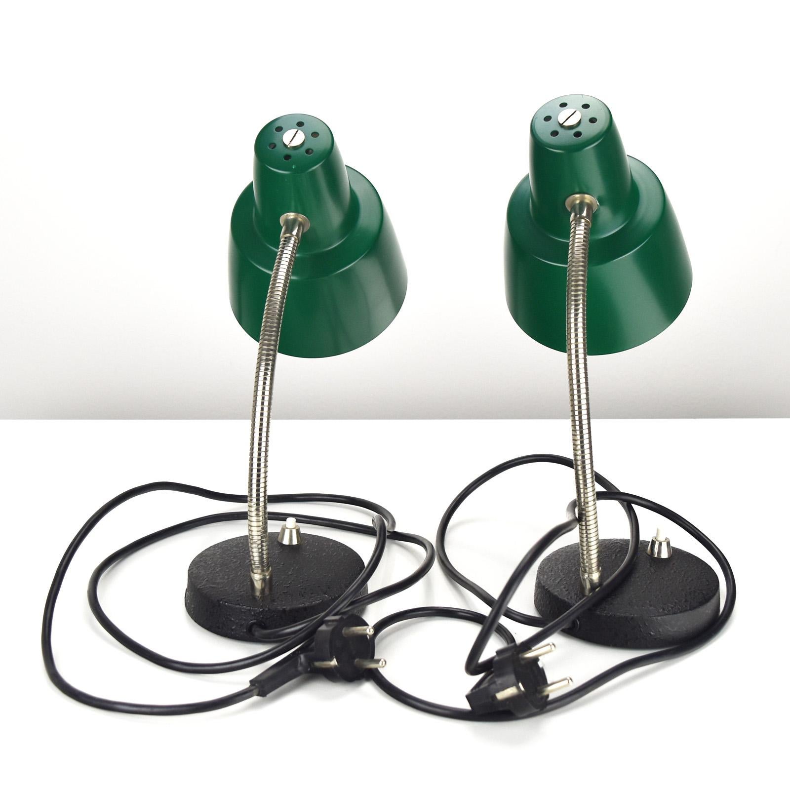 Tedesco Coppia di lampade da tavolo da letto vintage di Hillebrand 1960s, laccato verde tedesco in vendita