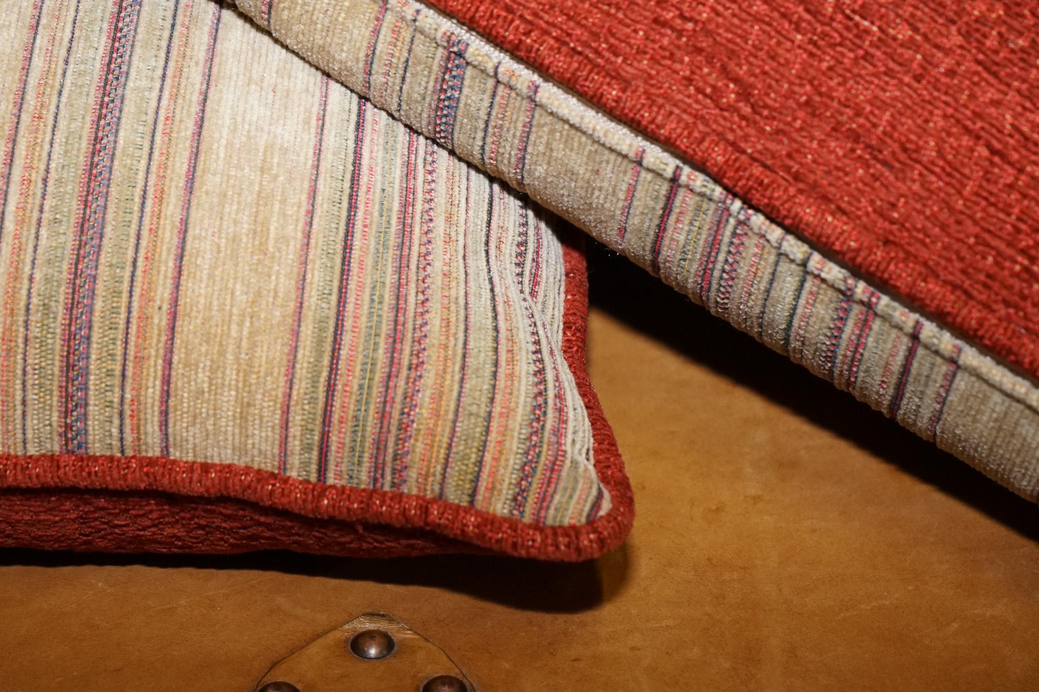 Britannique Paire de coussinets d'époque en cuir beige, rayé et orange brûlé en vente