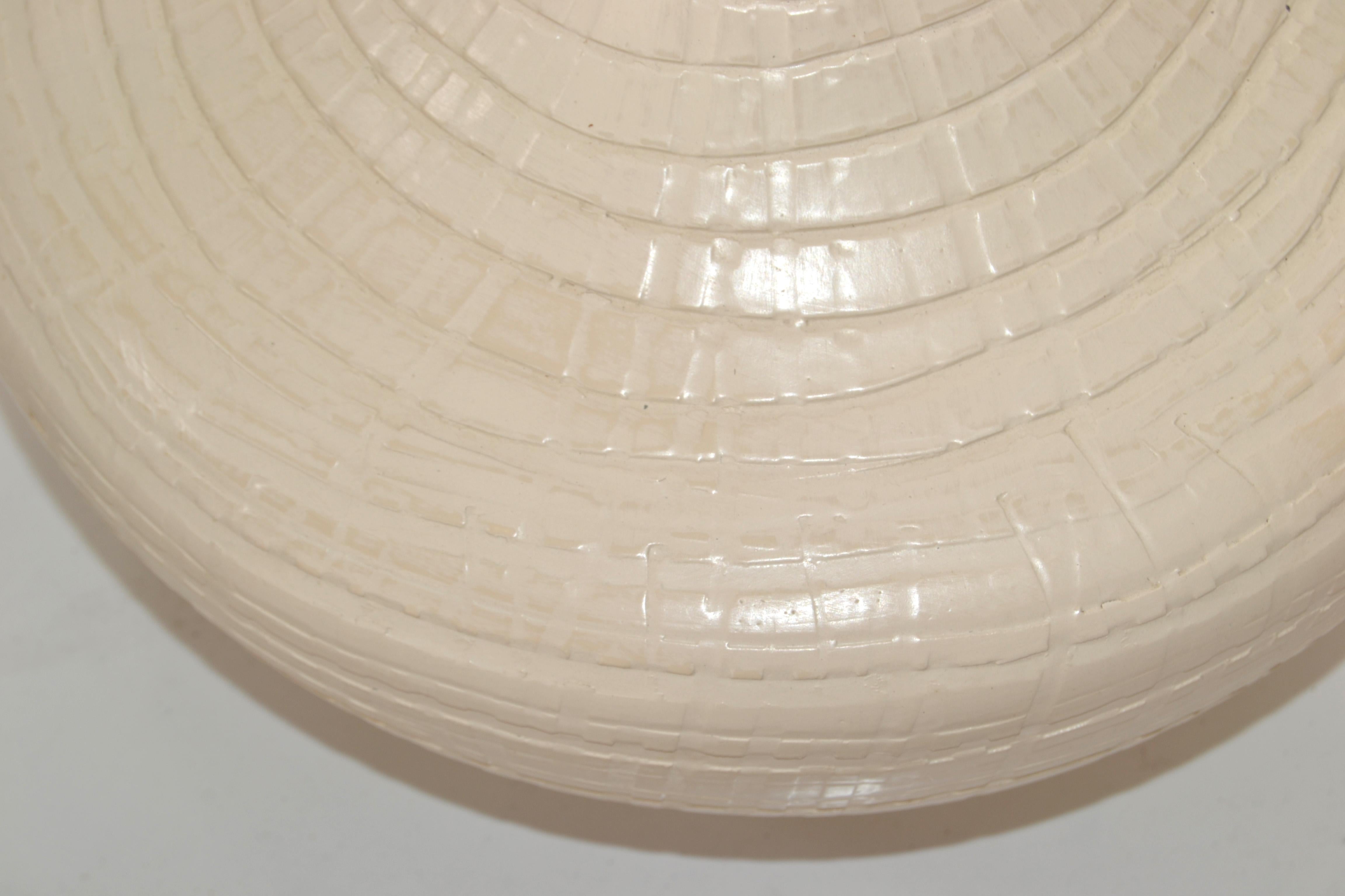 Paire de lampes de bureau vintage en céramique laquée beige texturée, mi-siècle moderne en vente 3