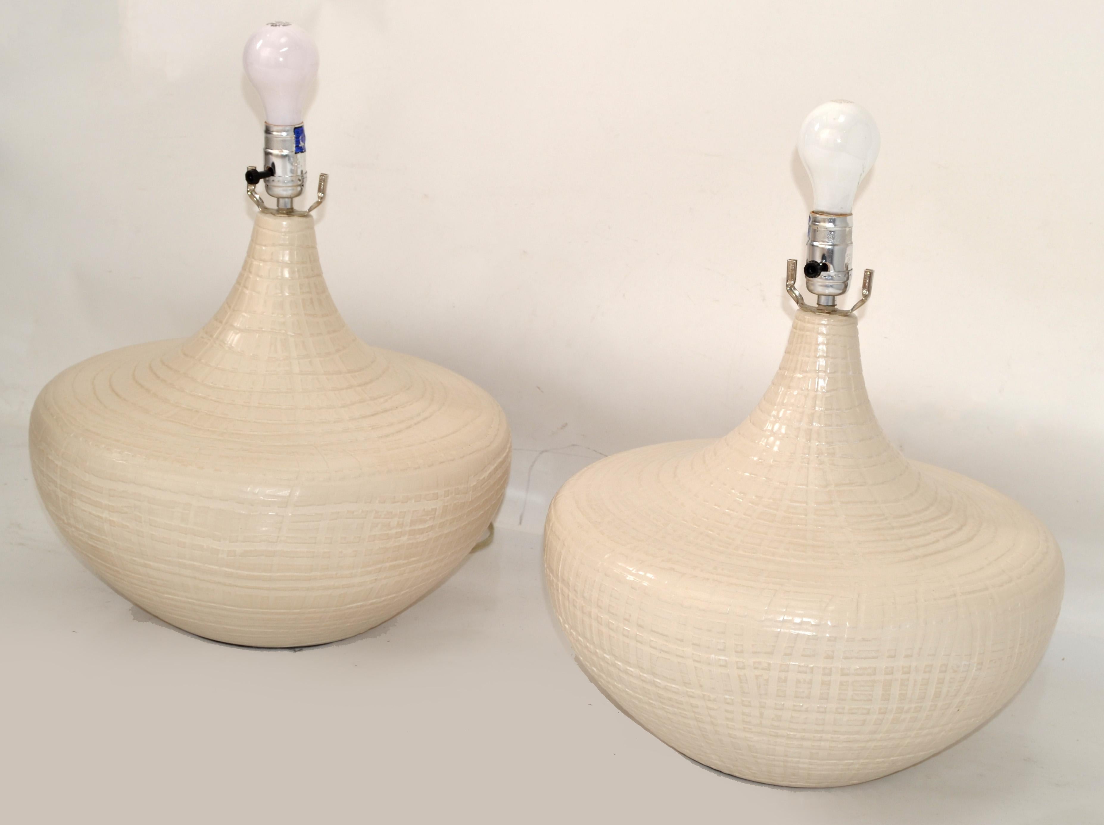 American Vintage Pair of Beige Textured Lacquered Ceramic Table Lamps Mid-Century Modern  For Sale
