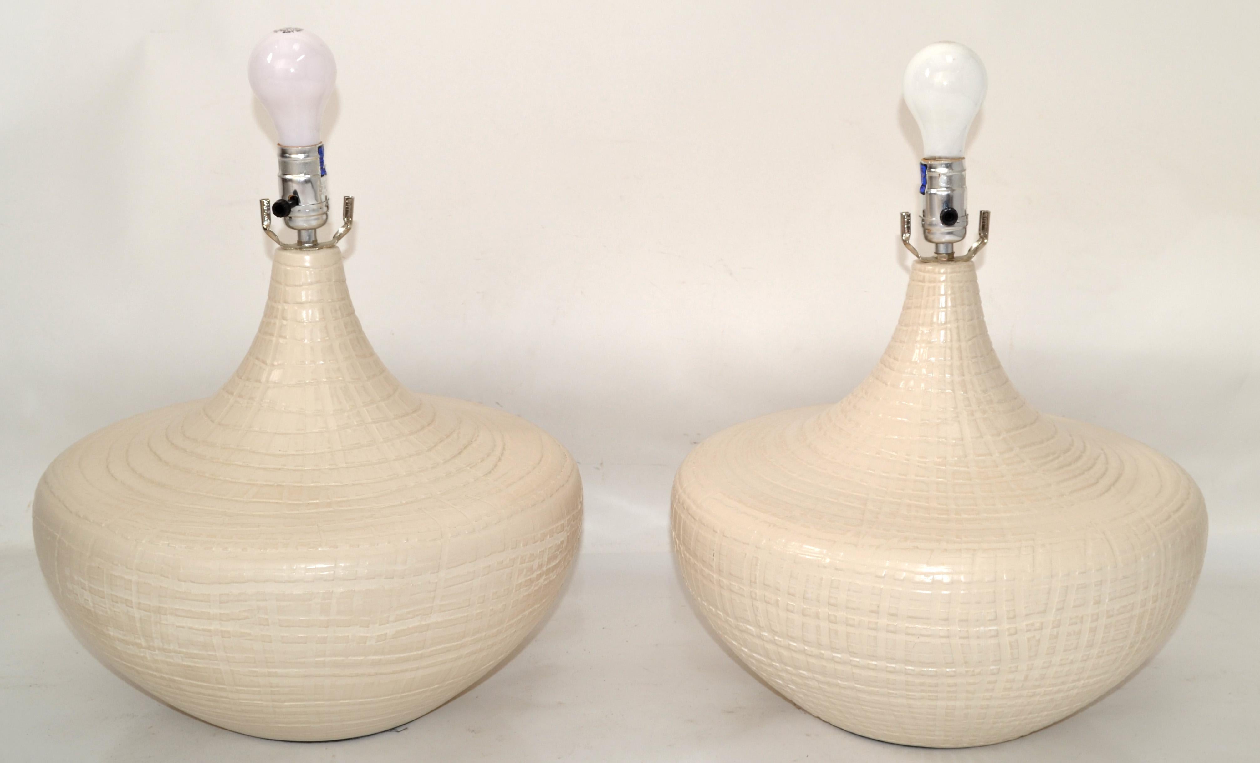 Américain Paire de lampes de bureau vintage en céramique laquée beige texturée, mi-siècle moderne en vente