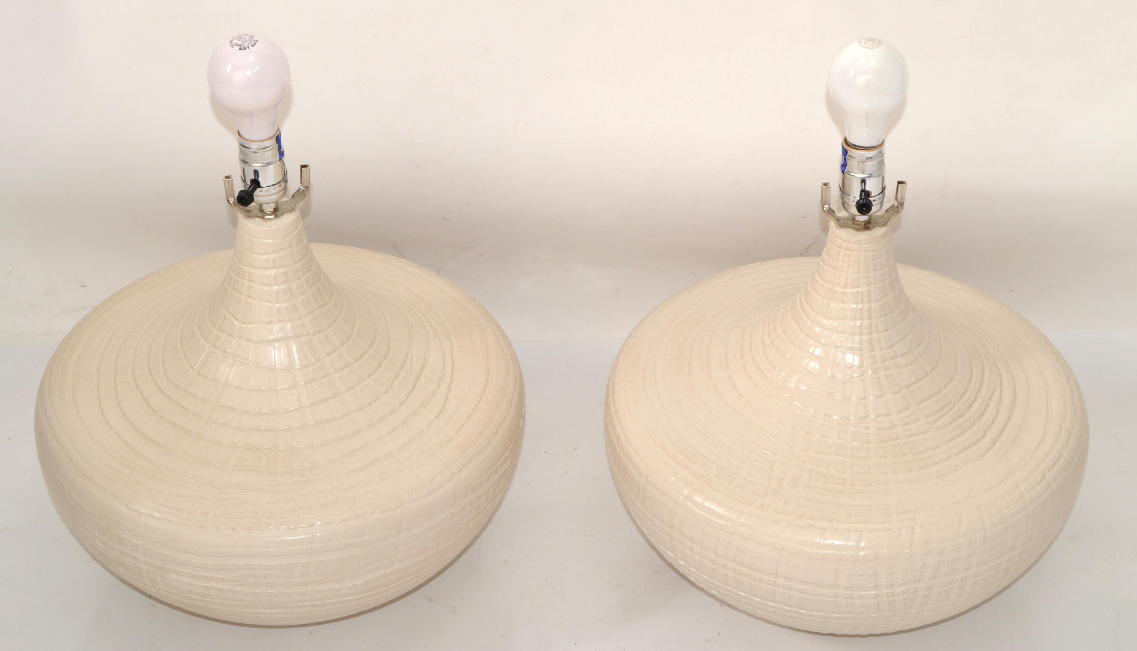 Vintage Pair of Beige Textured Lacquered Ceramic Table Lamps Mid-Century Modern  For Sale 2