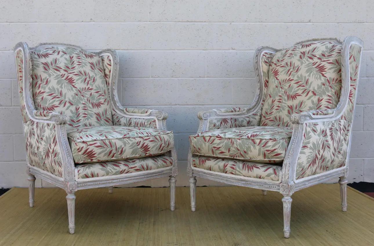 Magnifique paire de chaises en bois avec dossier en forme d'ailes. Elles sont en bon état. Le cadre en bois n'est pas endommagé. Pas de pièces cassées. Ils sont confortables et robustes. Le cadre en bois présente de magnifiques détails sculptés. La
