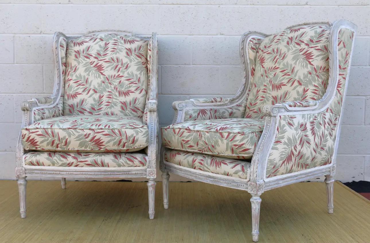Français Paire de chaises à dossier en forme d'aile de style Louis XVI, de marque Bergerere. en vente