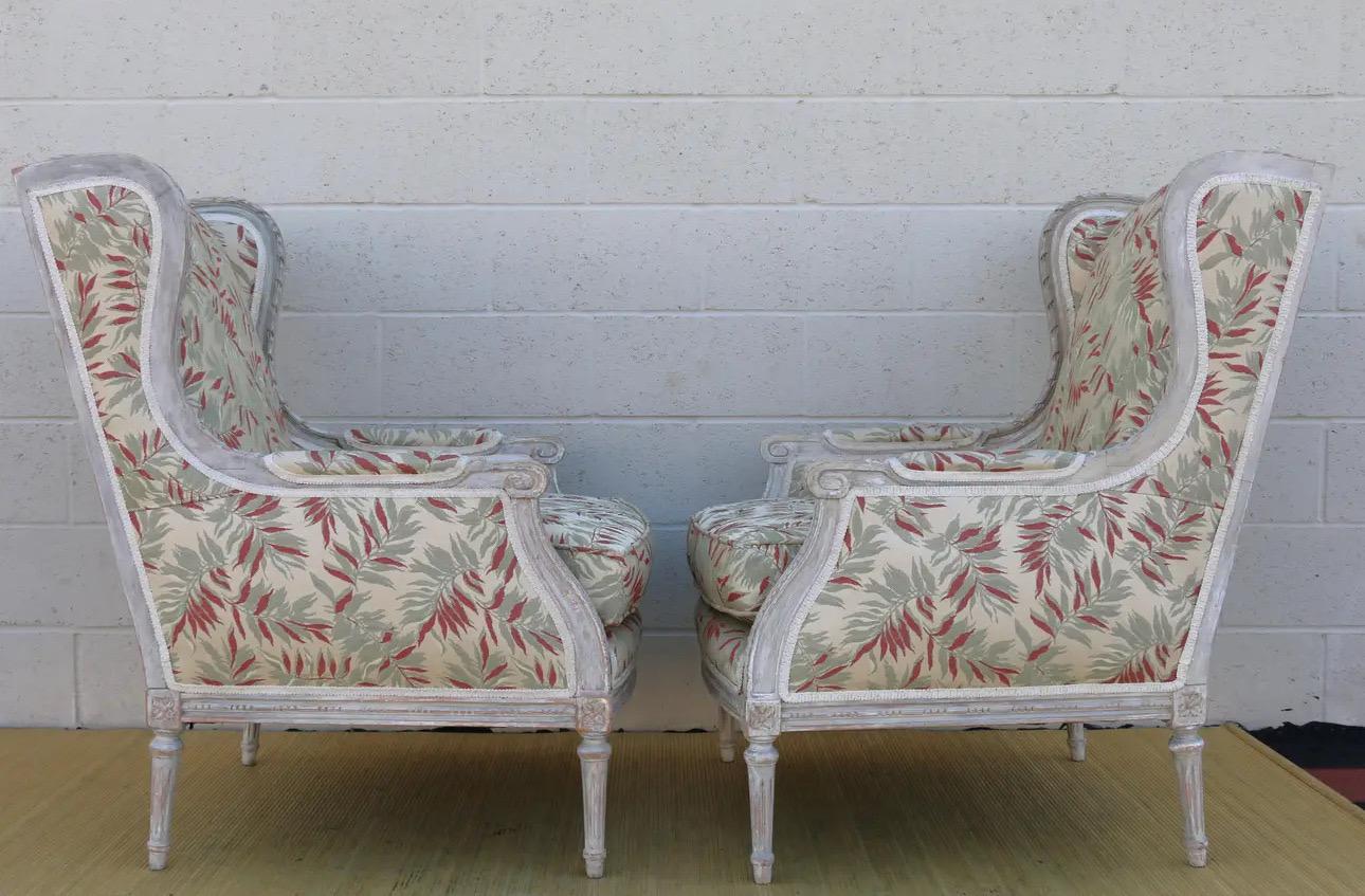 Paire de chaises à dossier en forme d'aile de style Louis XVI, de marque Bergerere. Bon état - En vente à North Hollywood, CA