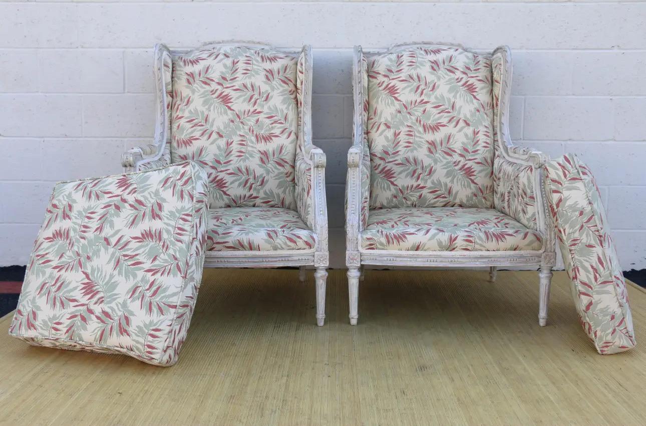 Début du 20ème siècle Paire de chaises à dossier en forme d'aile de style Louis XVI, de marque Bergerere. en vente