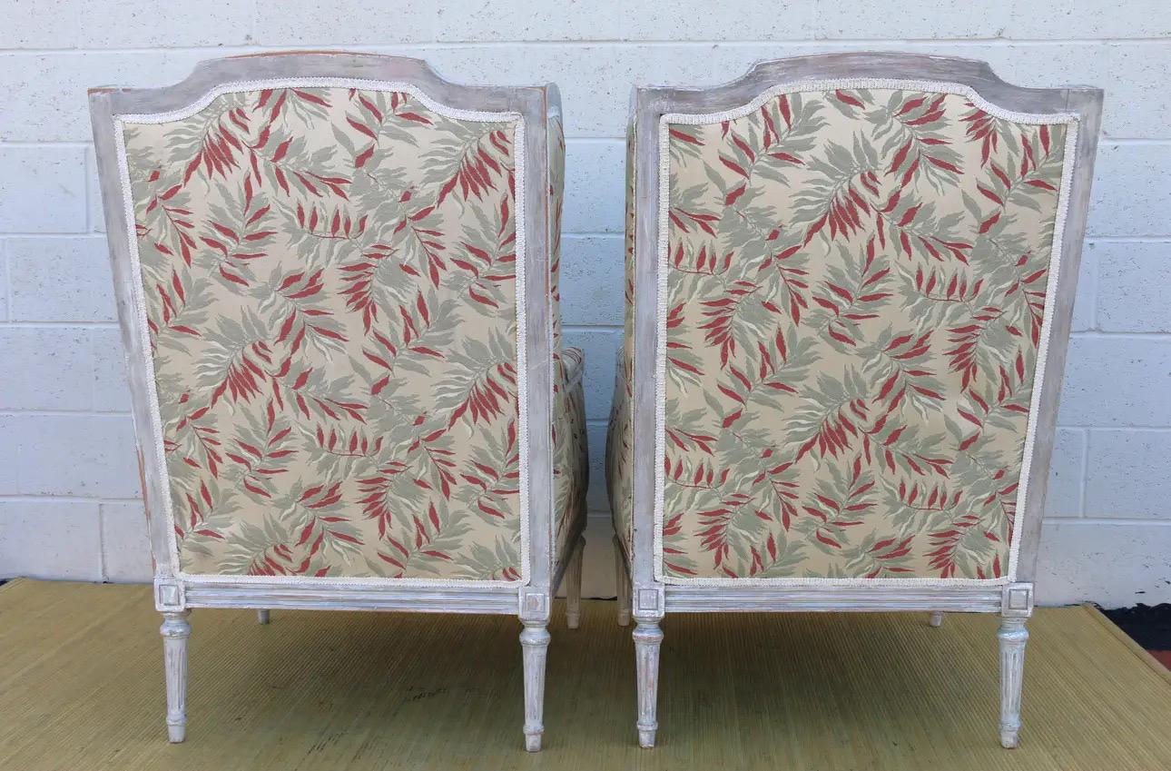 Tissu d'ameublement Paire de chaises à dossier en forme d'aile de style Louis XVI, de marque Bergerere. en vente