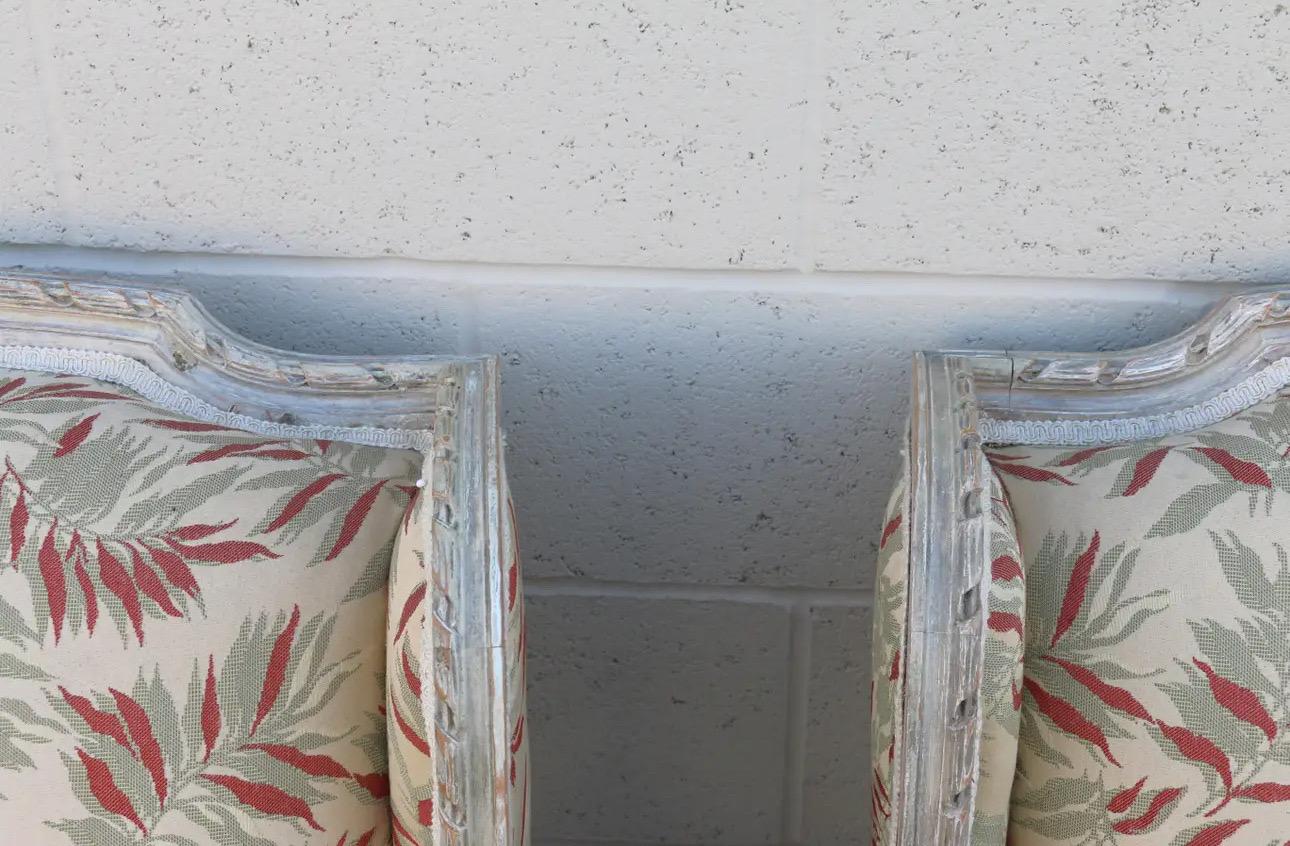 Paire de chaises à dossier en forme d'aile de style Louis XVI, de marque Bergerere. en vente 1