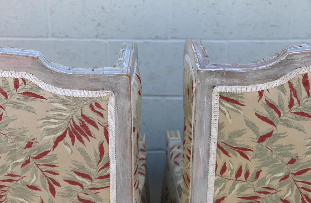 Paire de chaises à dossier en forme d'aile de style Louis XVI, de marque Bergerere. en vente 2