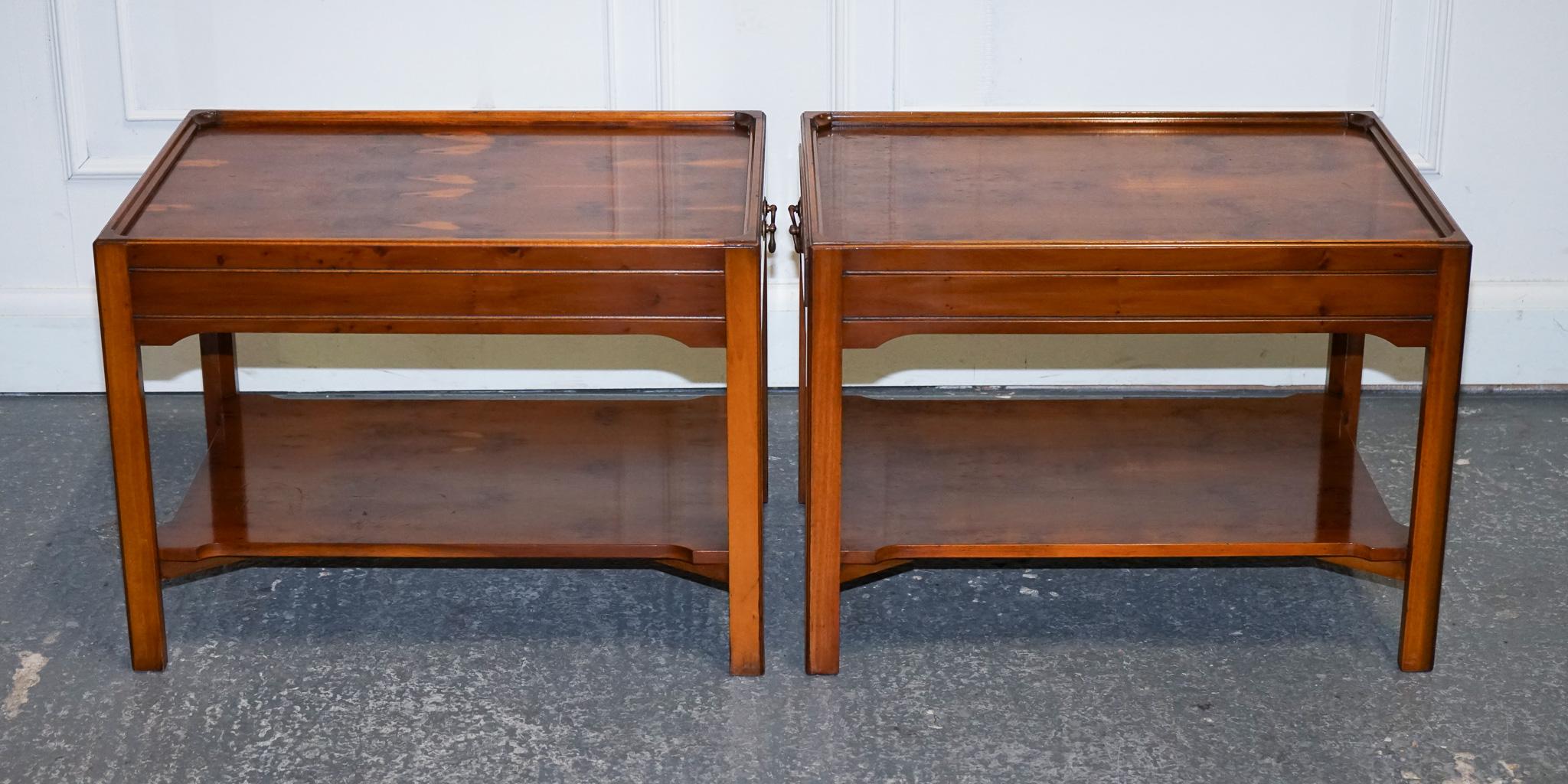 VINTAGE PAIR OF BEVAN FUNNELL YEW WOOD TWO TIERED SIDE LAMP SiDE TABLES For Sale 4
