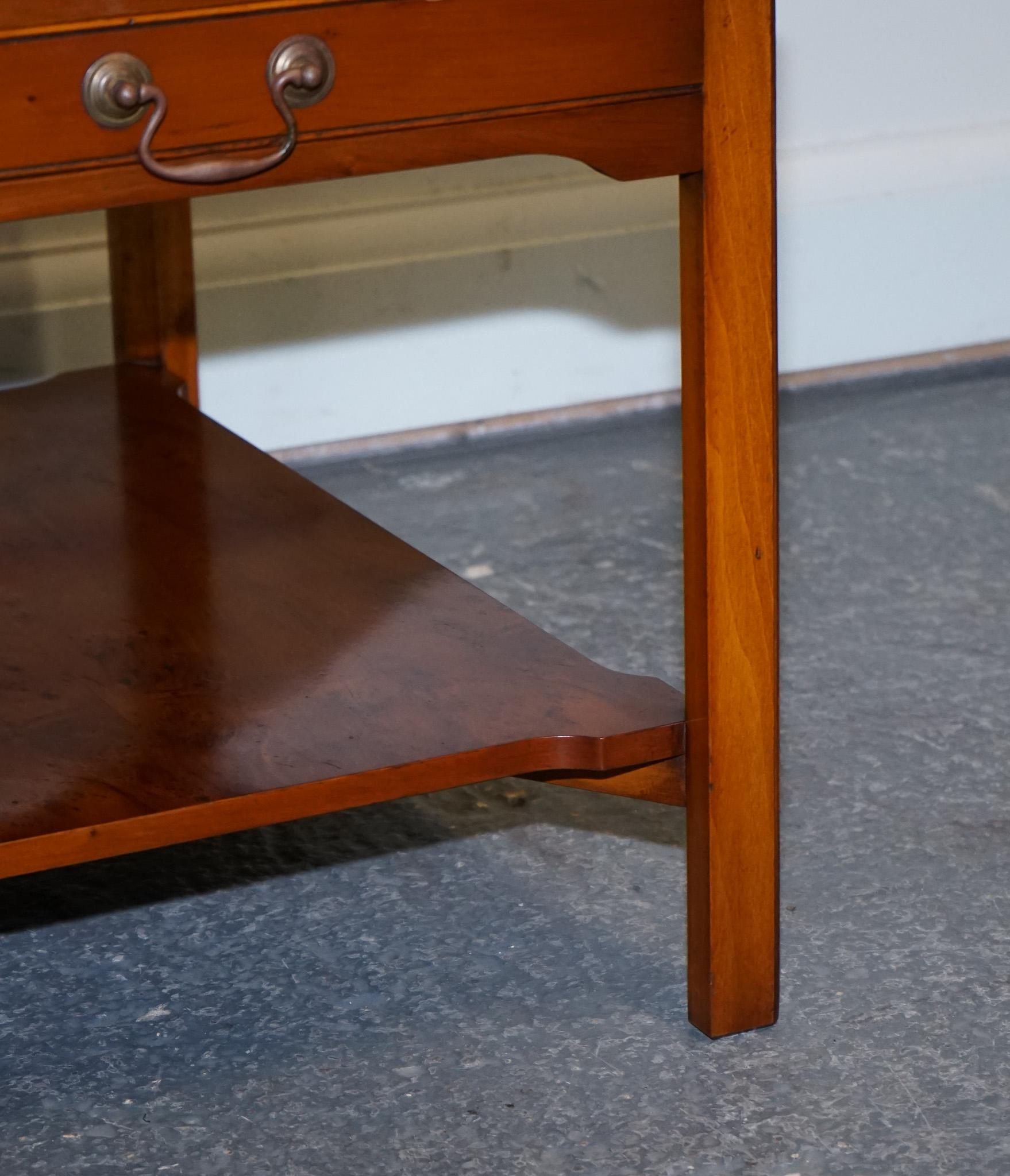 VINTAGE PAIR OF BEVAN FUNNELL YEW WOOD TWO TIERED SIDE LAMP SiDE TABLES For Sale 1