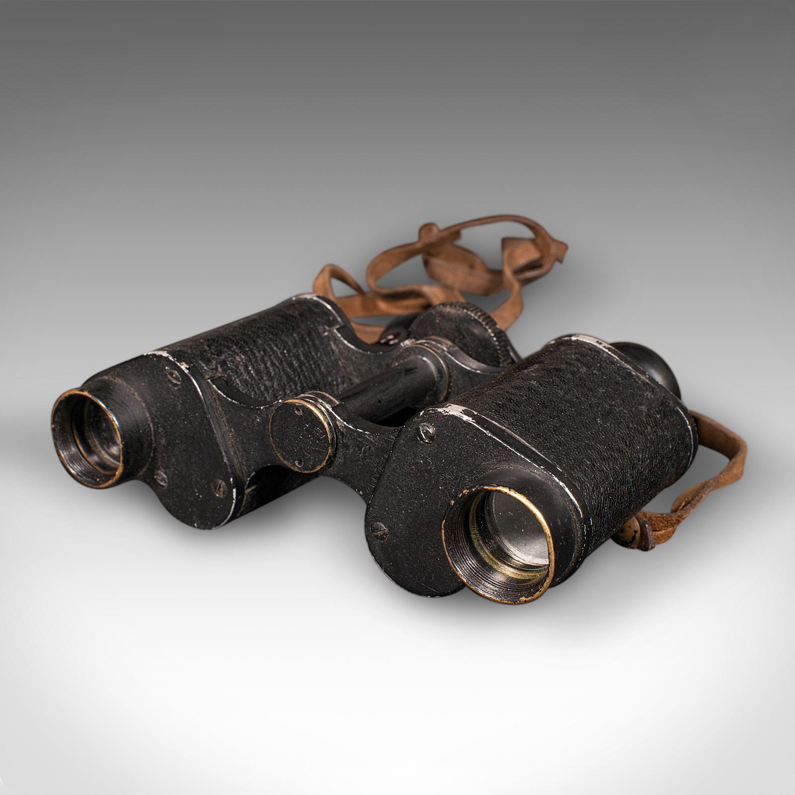 Dies ist ein Vintage-Fernglas. Ein schottisches, emailliertes Messing-Fernglas für Rennbahnbeobachter mit Lederetui, aus dem frühen 20. Jahrhundert, um 1930.

Faszinierendes Fernglas im Vintage-Stil, das aus dem Pferderennsport stammt
Emaillierte