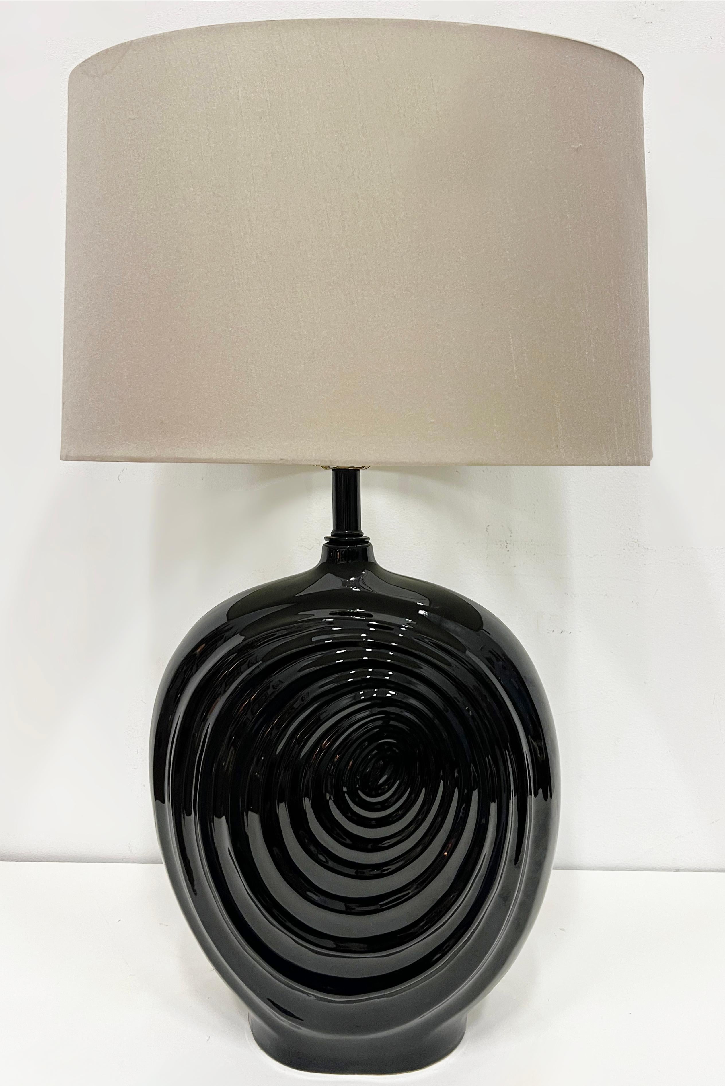Paire de lampes de bureau vintage en céramique noire à motif tourbillonnant  

Nous proposons à la vente une paire de lampes vintage en céramique noire brillante avec un design asymétrique en forme de tourbillon. Les lampes comprennent les harpes et