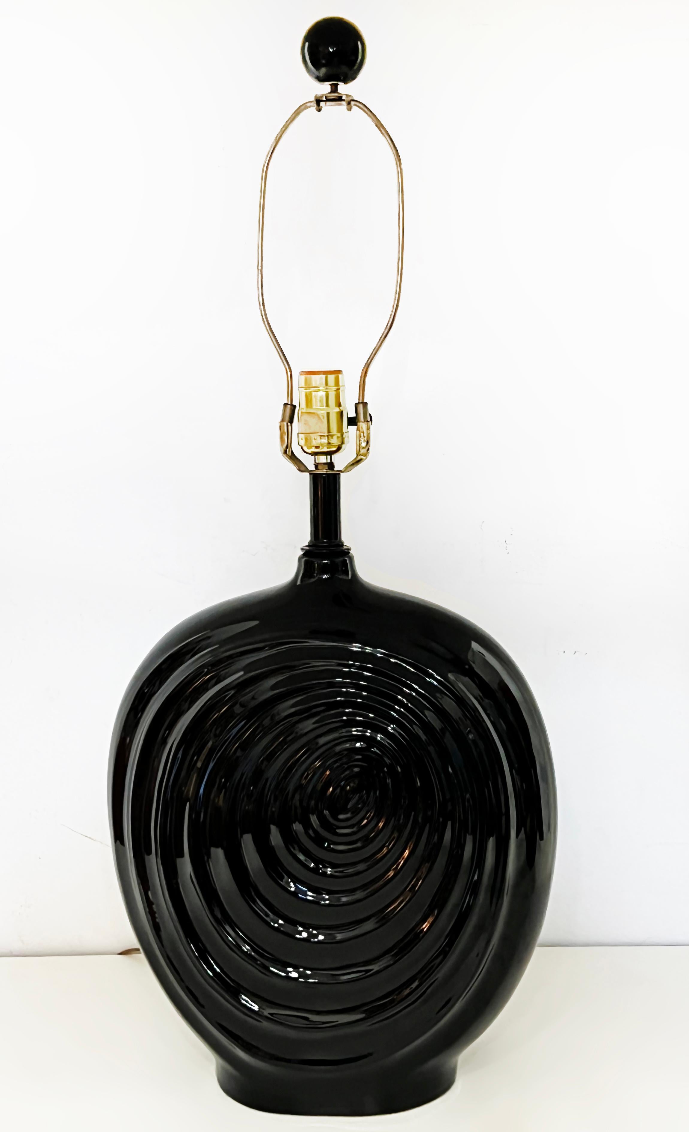 Moderne Paire de lampes de bureau vintage en céramique noire à motif tourbillonnant en vente