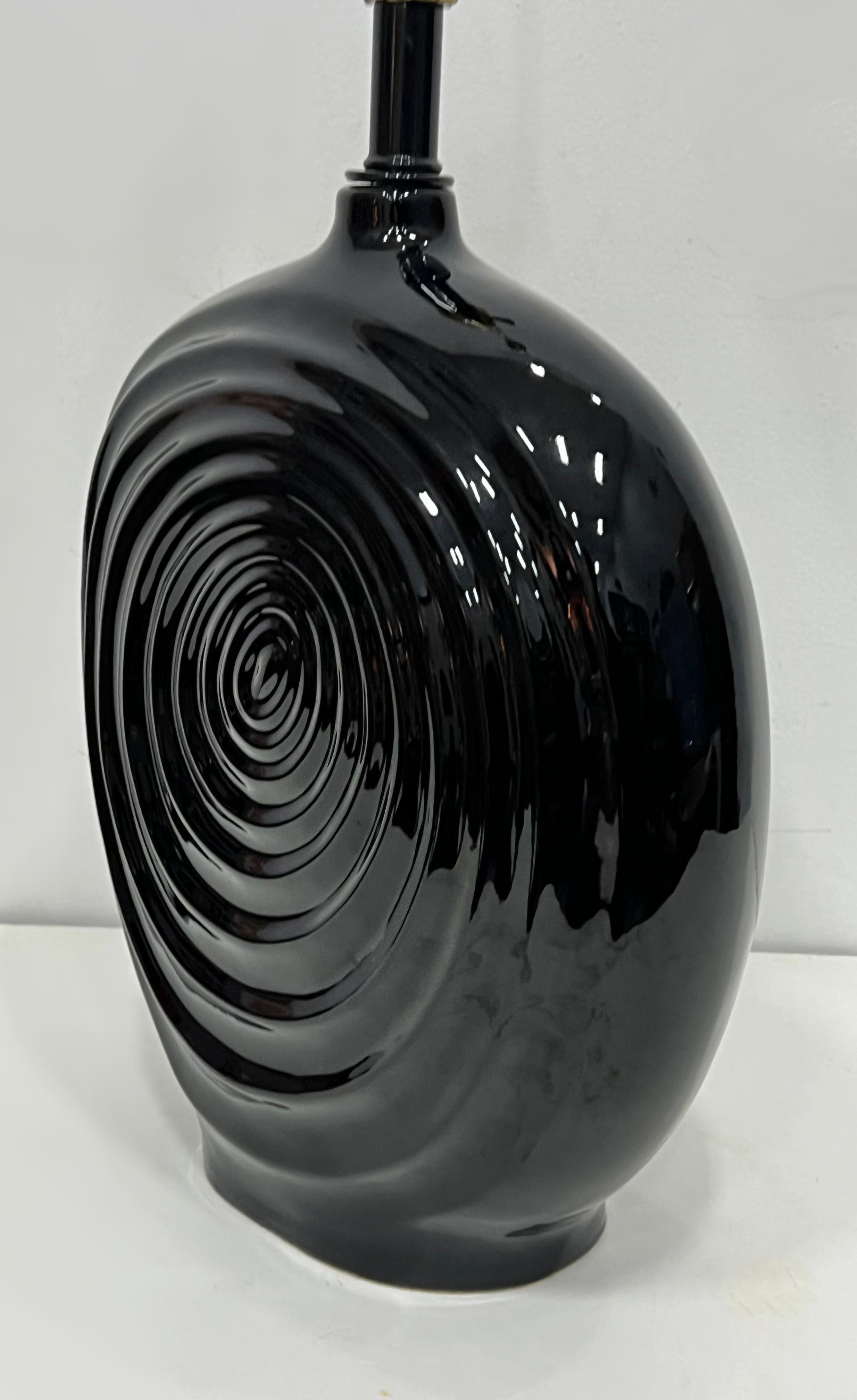 20ième siècle Paire de lampes de bureau vintage en céramique noire à motif tourbillonnant en vente