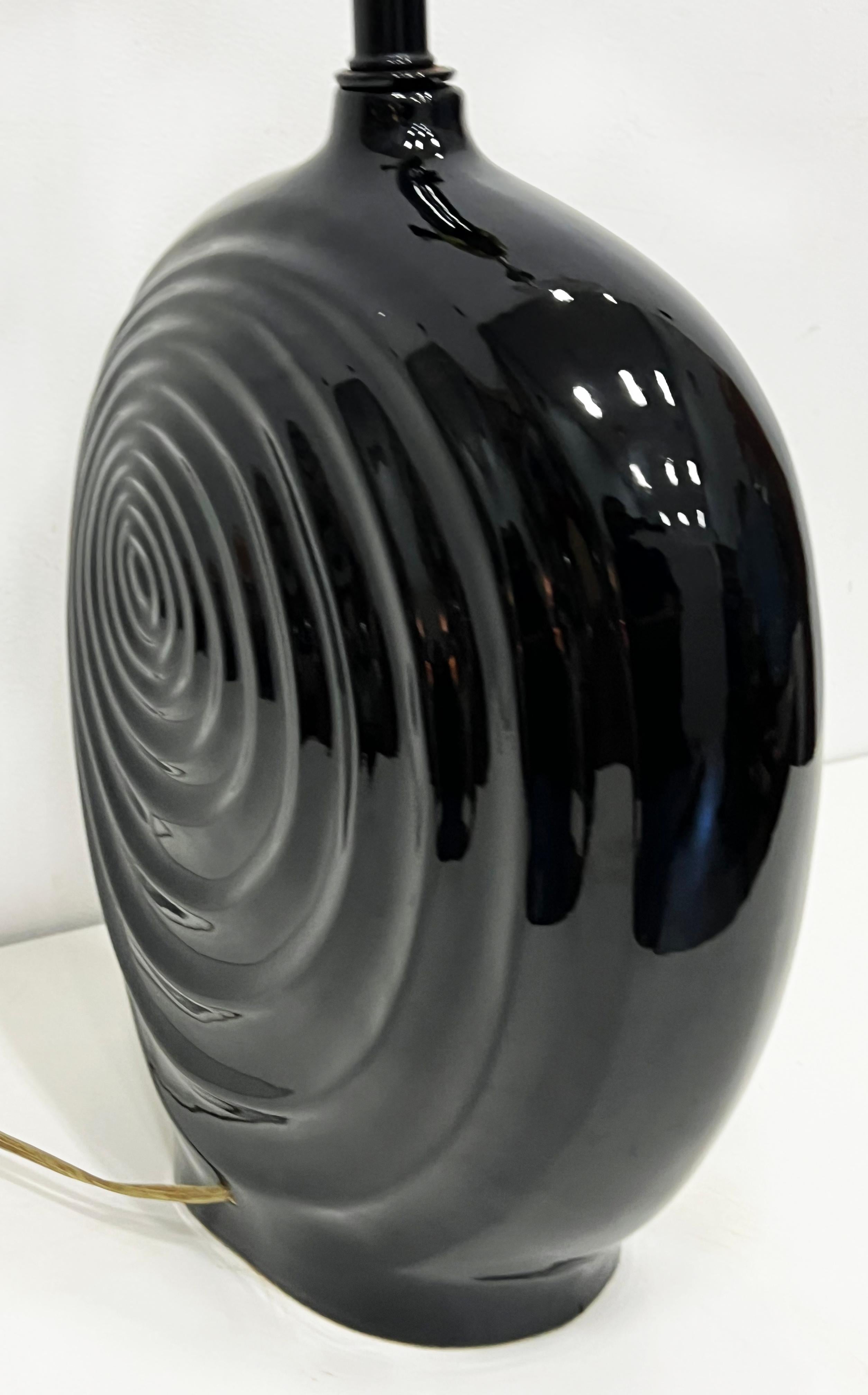 Laiton Paire de lampes de bureau vintage en céramique noire à motif tourbillonnant en vente