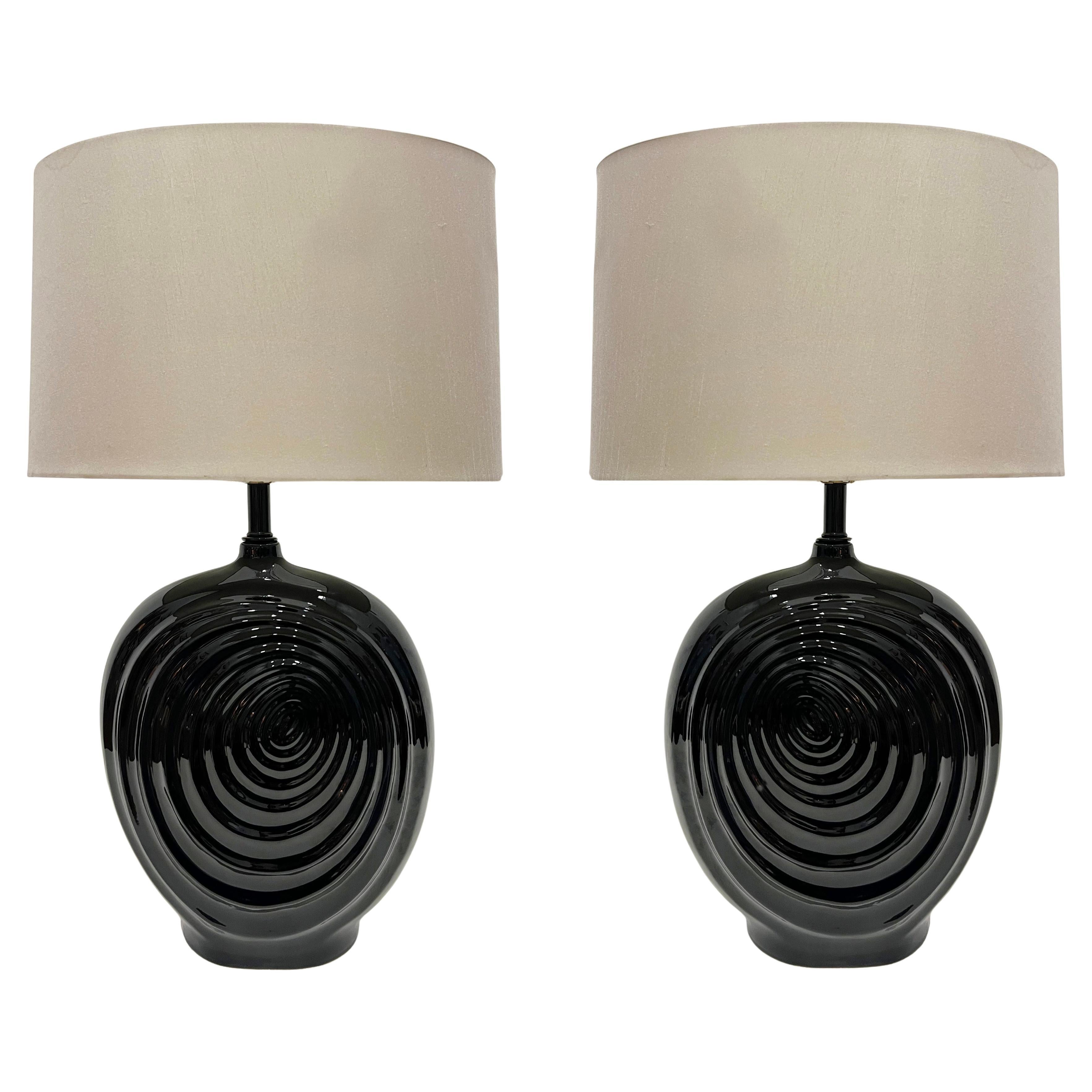 Paire de lampes de bureau vintage en céramique noire à motif tourbillonnant en vente
