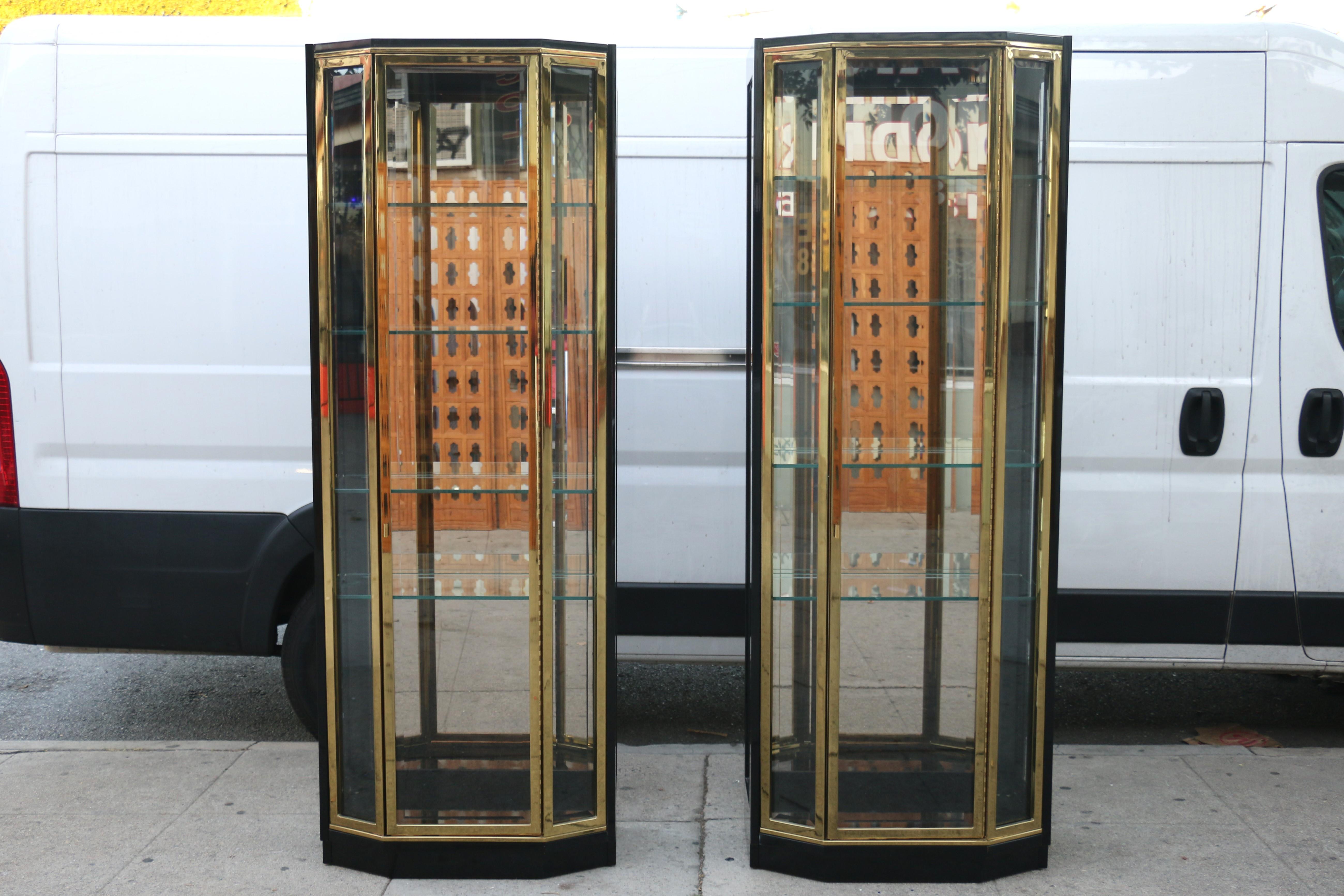 Mid-Century Modern Vintage Pair of Black Lacquered and Brass Display Cabinets by Henredon, 1970s