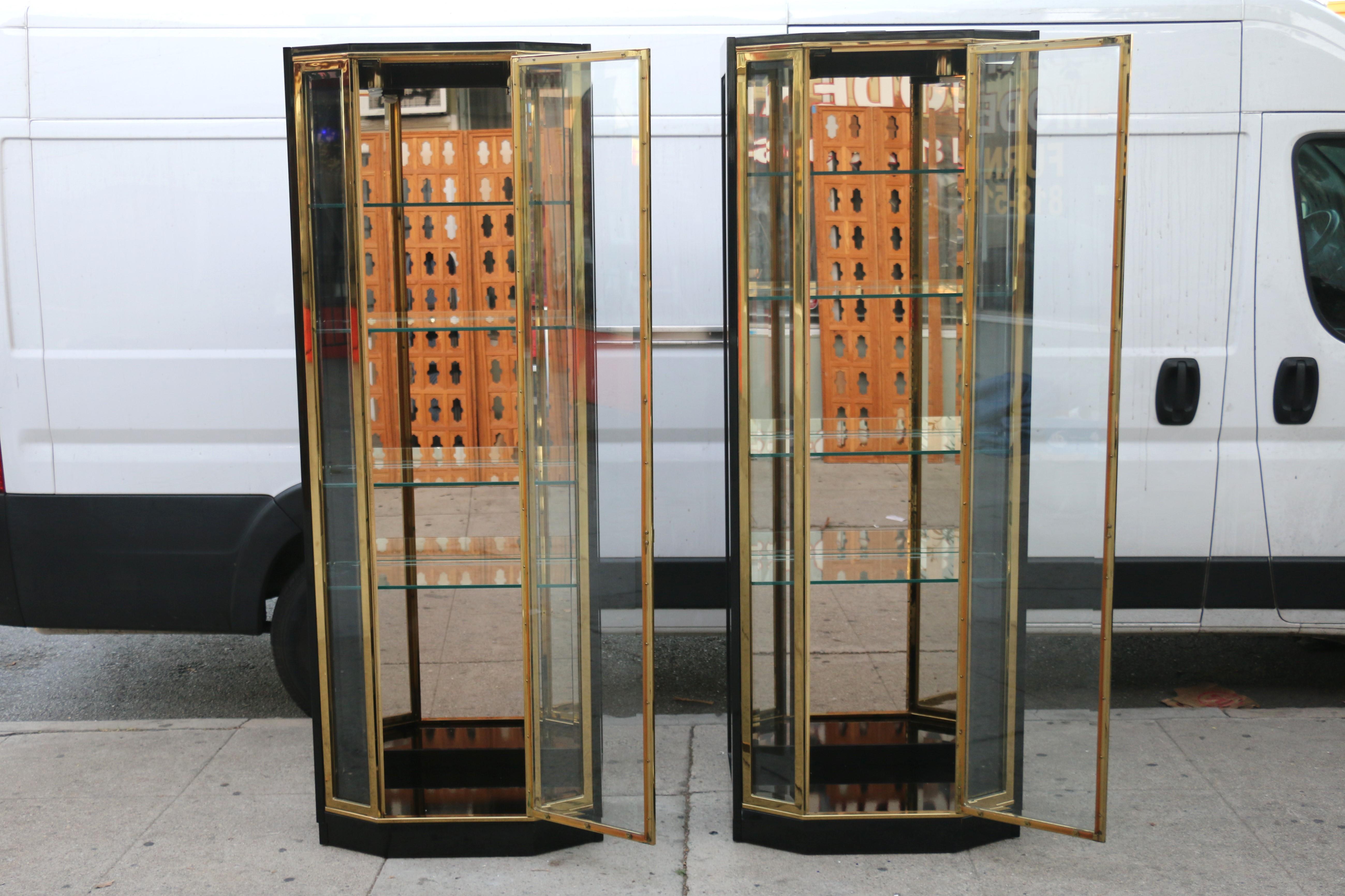 American Vintage Pair of Black Lacquered and Brass Display Cabinets by Henredon, 1970s