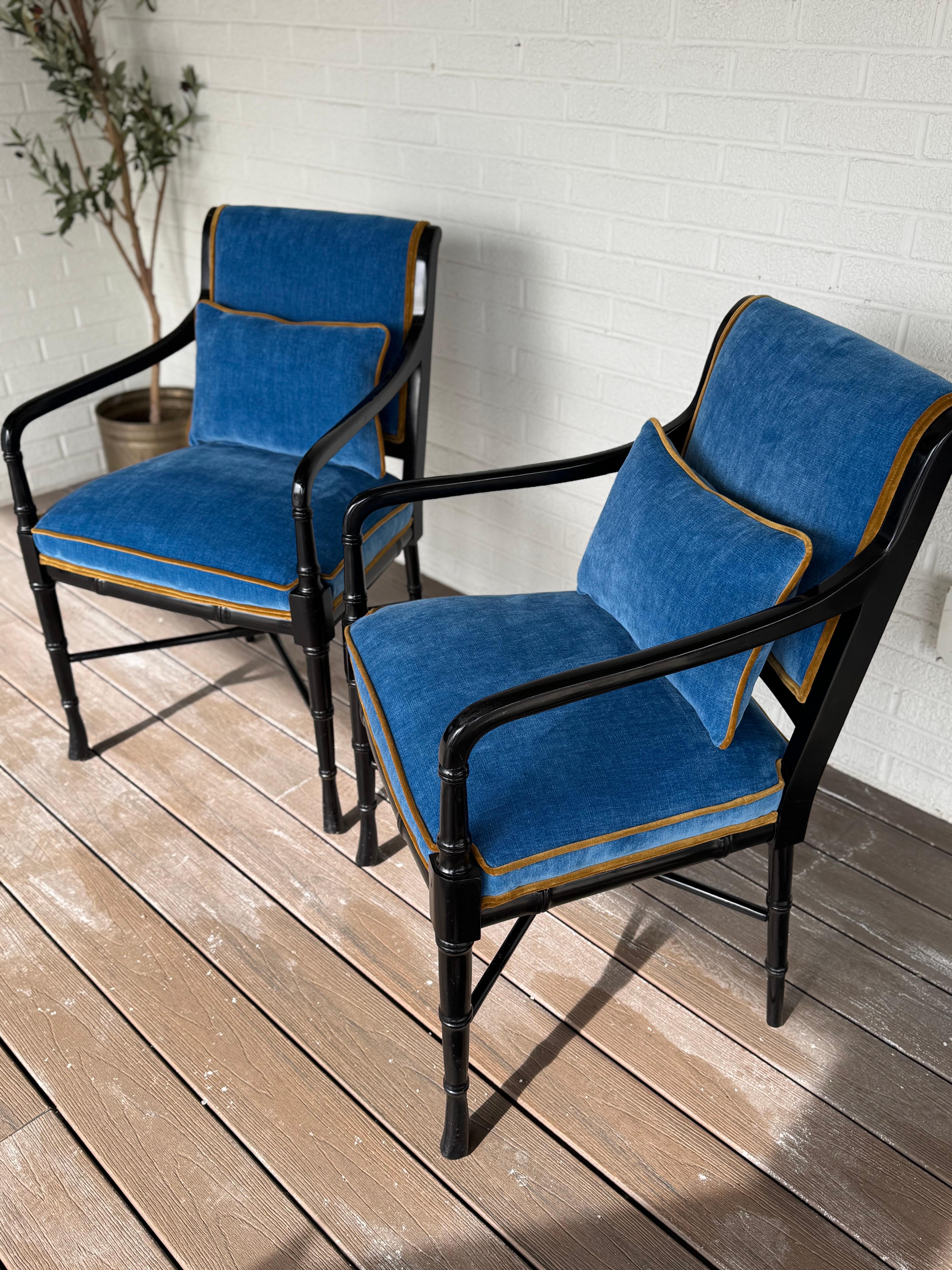 Magnifique paire de chaises d'appoint Regency laquées noires de Cabot Wrenn. Fraîchement et professionnellement rembourré  par des maîtres artisans et recouvert d'une décadente chenille veloutée Kravet d'un bleu cobalt et d'un passepoil en velours