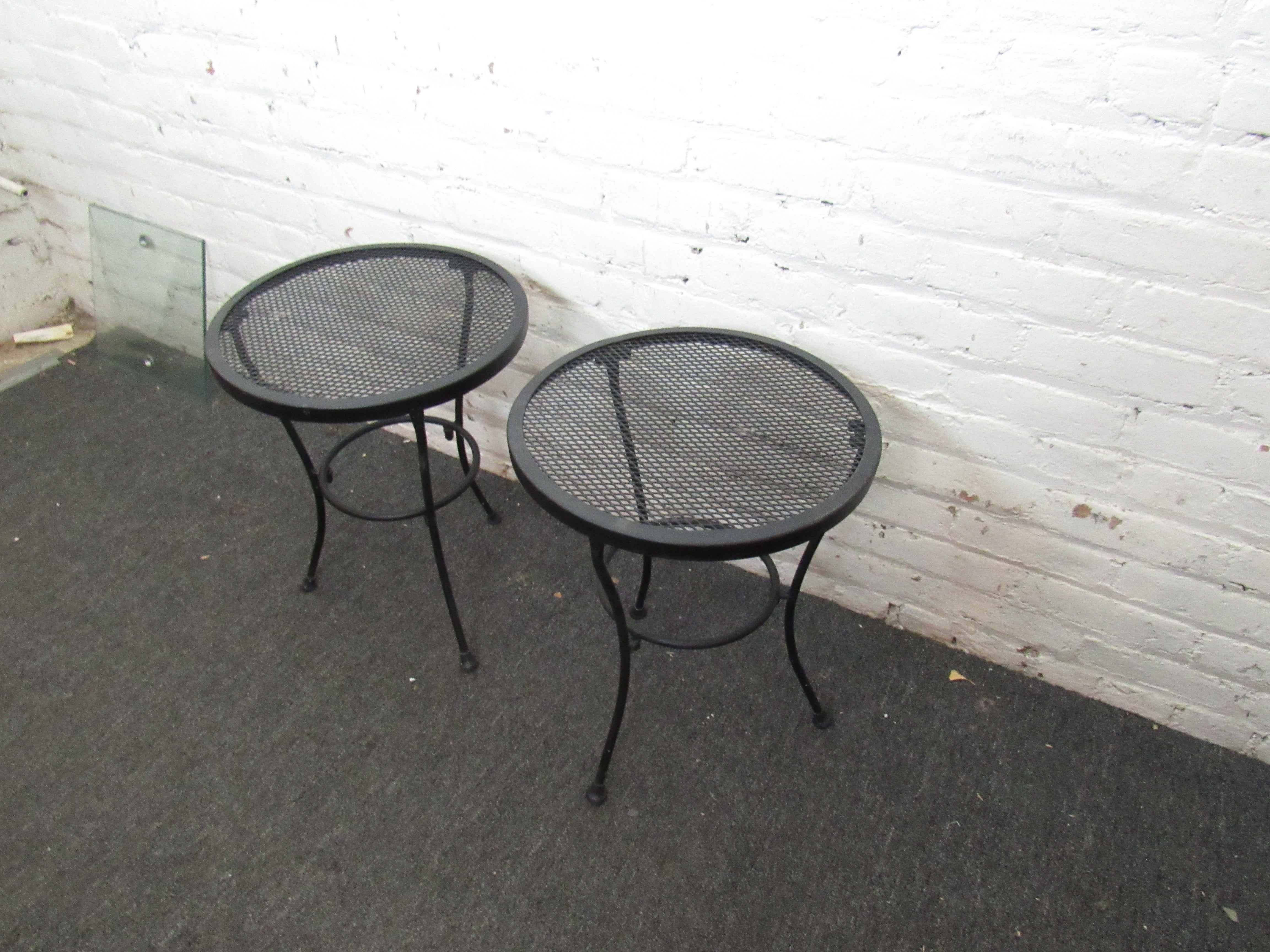 Coppia vintage di robusti tavolini in metallo nero, per uso interno o esterno. Conferma la posizione dell'oggetto con il venditore (NY/NJ).