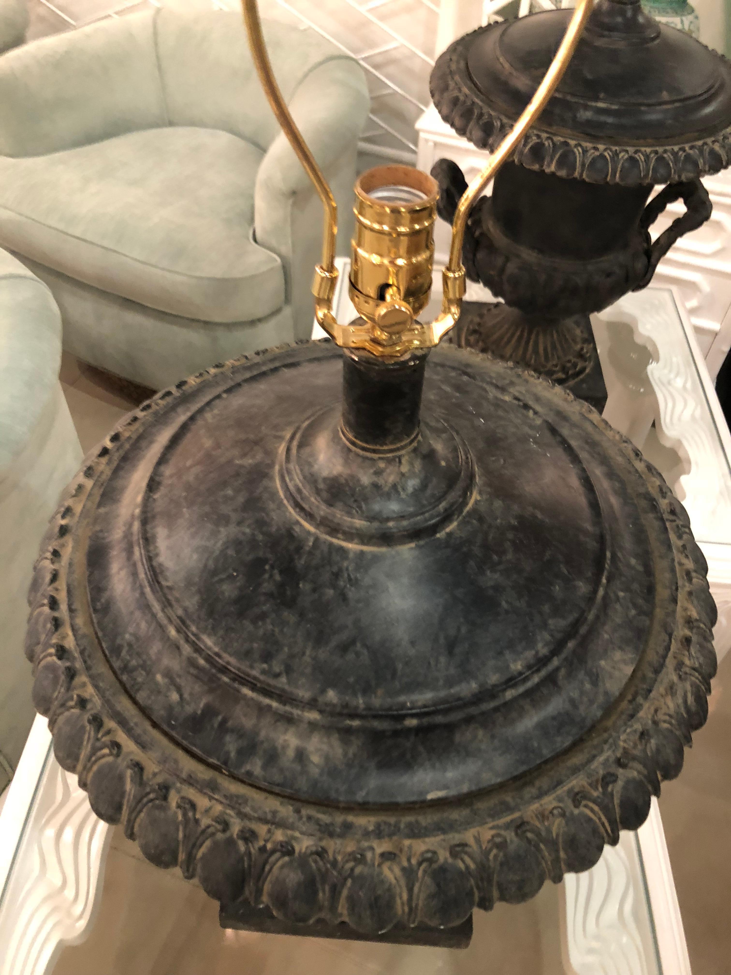 Fin du 20e siècle Paire d'urnes de table françaises surdimensionnées noires vintage en vente