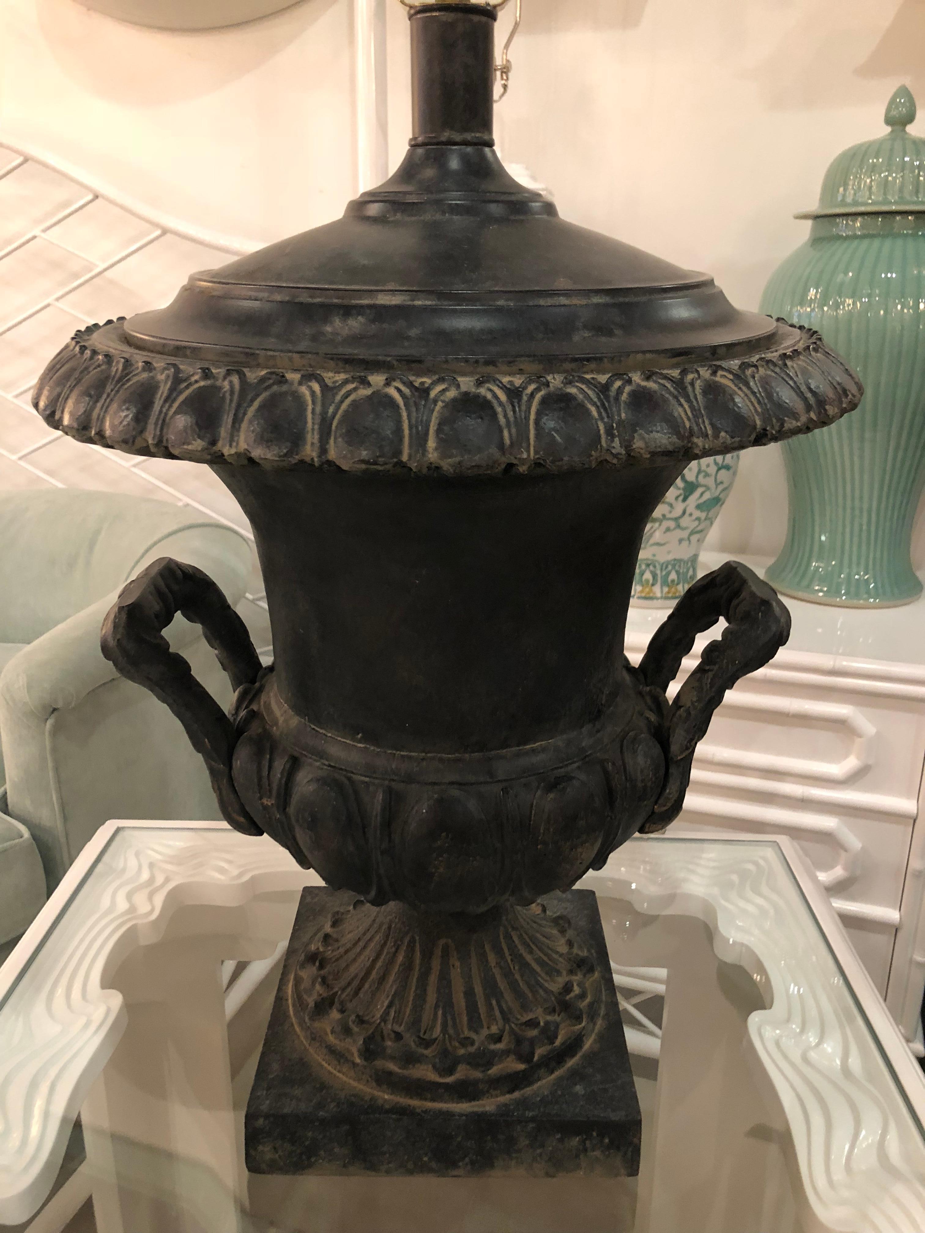Paire d'urnes de table françaises surdimensionnées noires vintage en vente 1