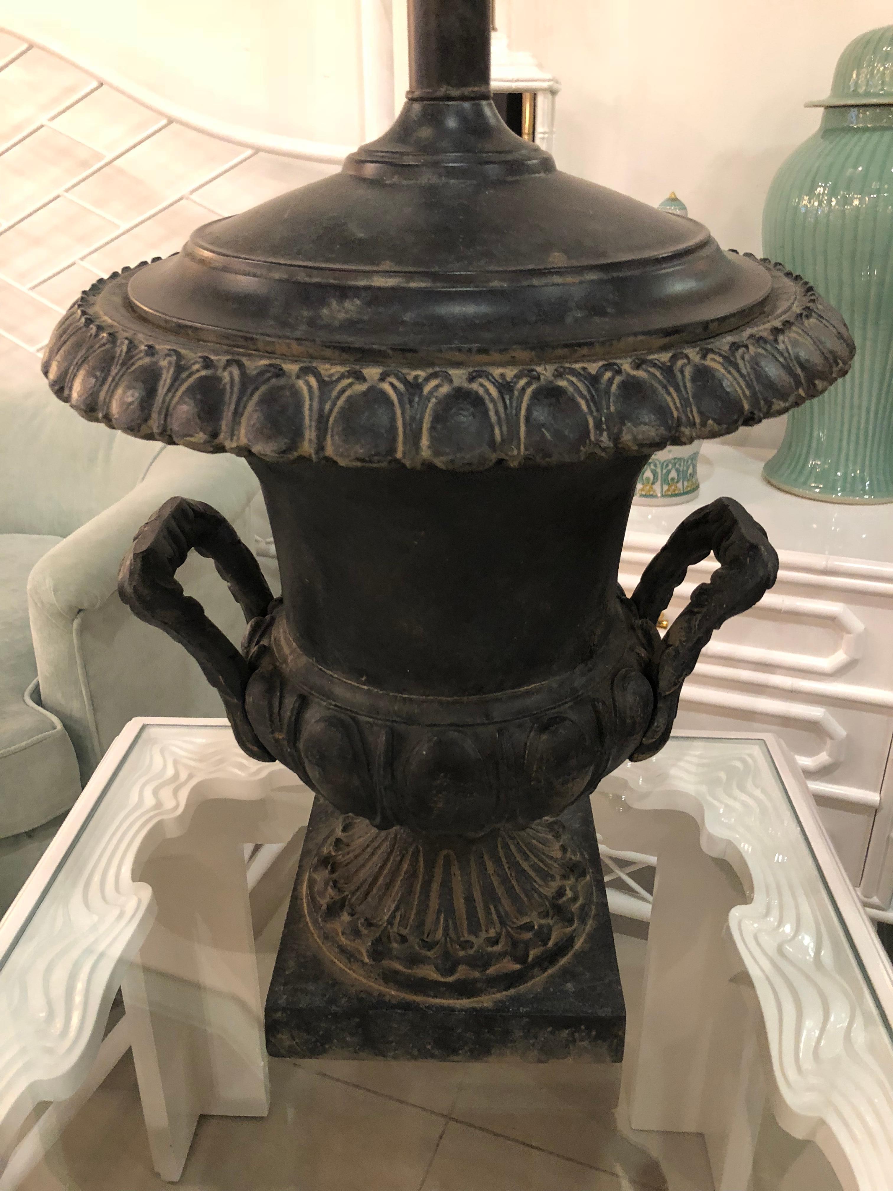Paire d'urnes de table françaises surdimensionnées noires vintage en vente 2