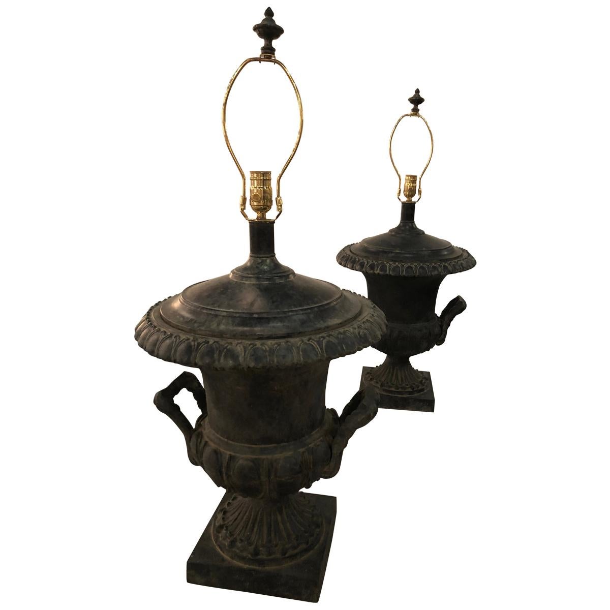 Coppia vintage di urne per lampade da tavolo francesi sovradimensionate di colore nero