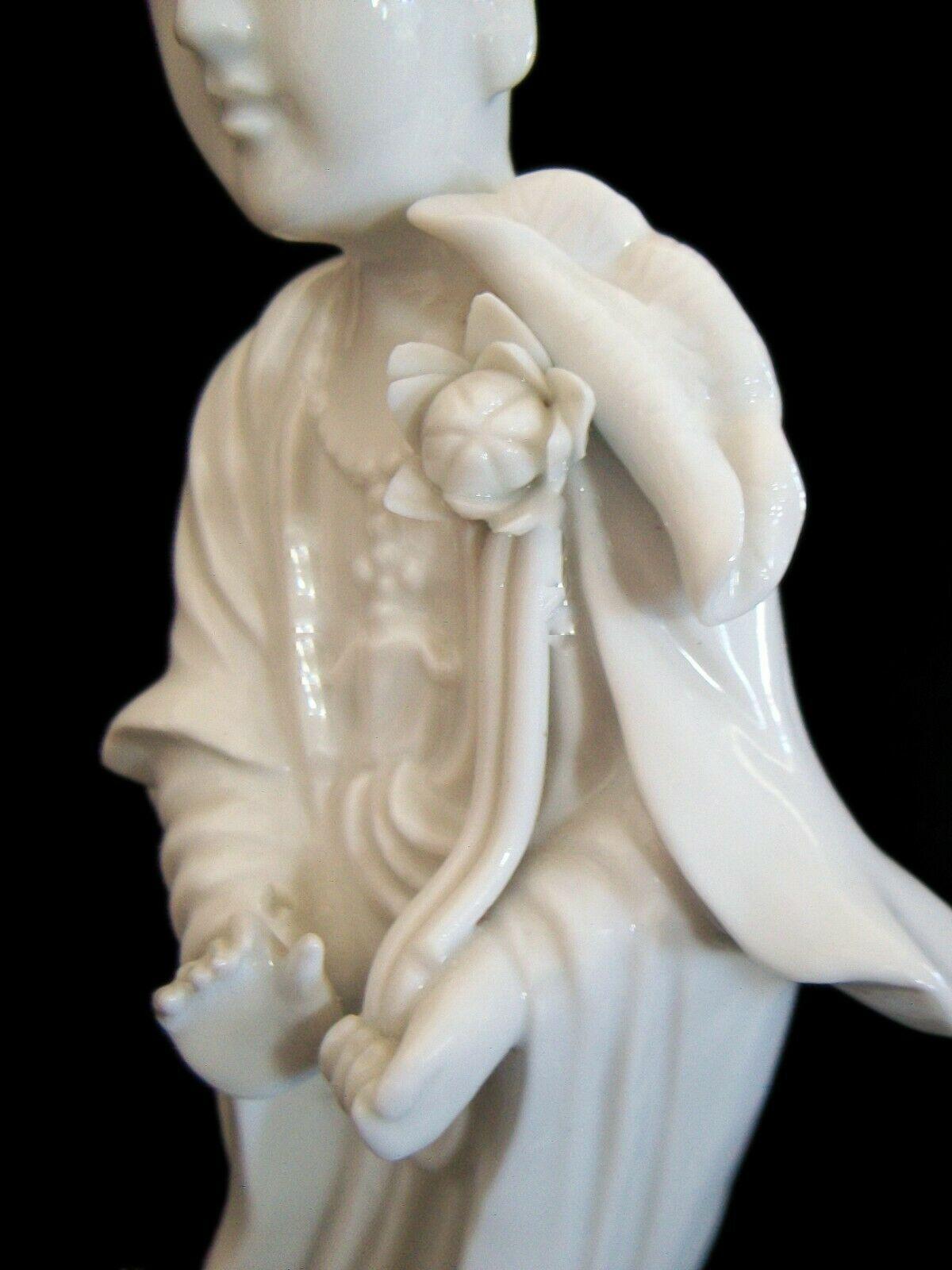 Vintage Pair of 'Blanc De Chine' Porcelain Guanyin Statues, China, circa 1950 In Good Condition For Sale In Chatham, ON