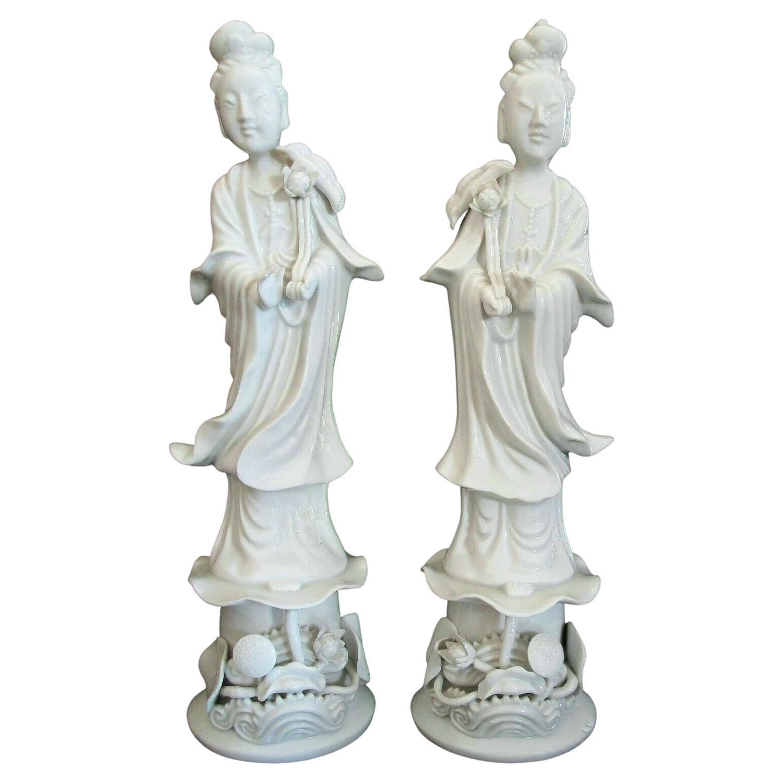 Paire de statues anciennes Guanyin en porcelaine 'Blanc de Chine', Chine, vers 1950