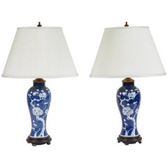 Vieille paire de lampes bleu et blanc avec fleurs de cerisier